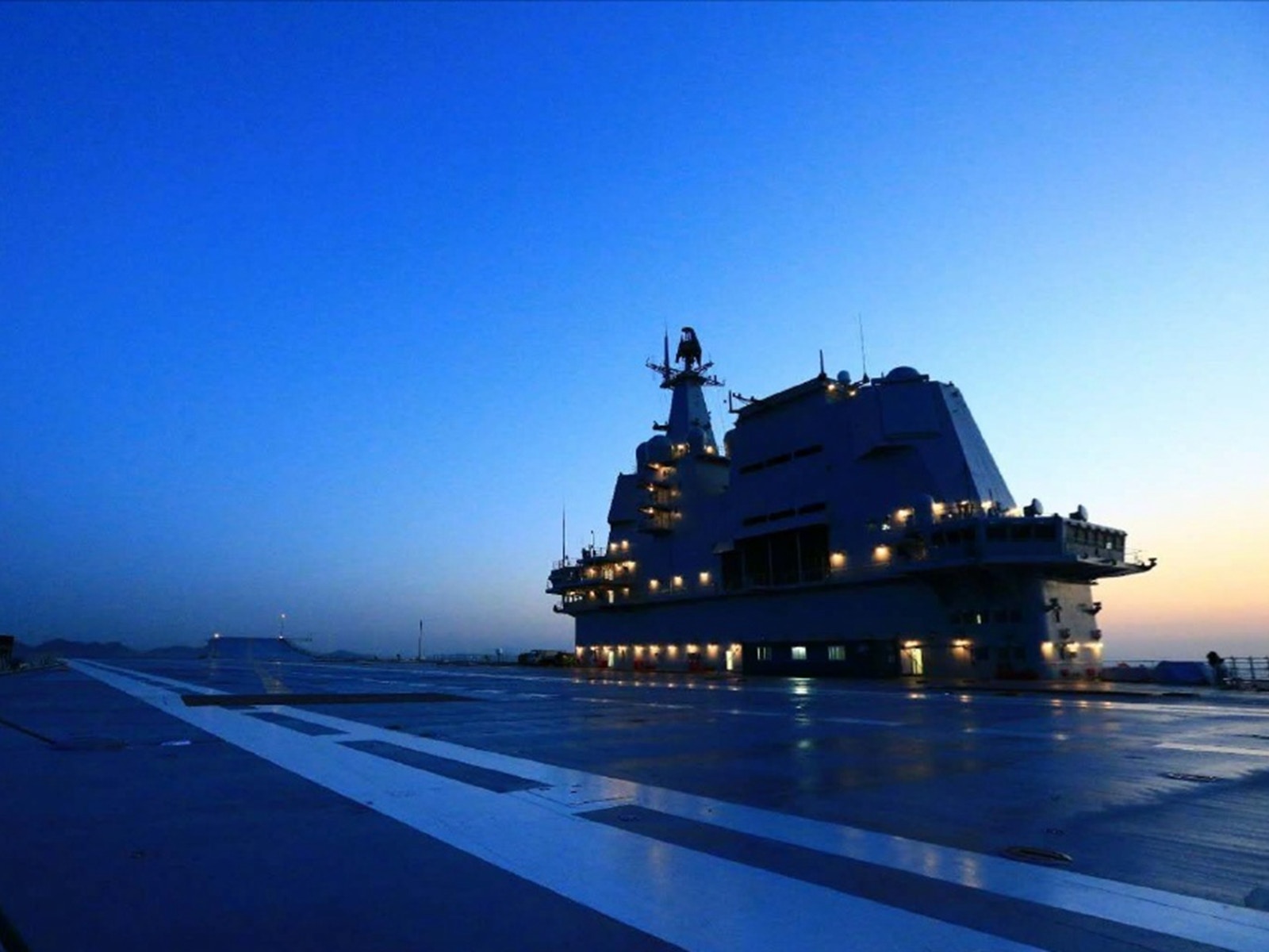 中國國產航母被指能夠攜帶24架殲-15艦載機。(微博@軍網英文) 中國國產航母被指能夠攜帶24架殲-15艦載機。(微博@軍網英文)