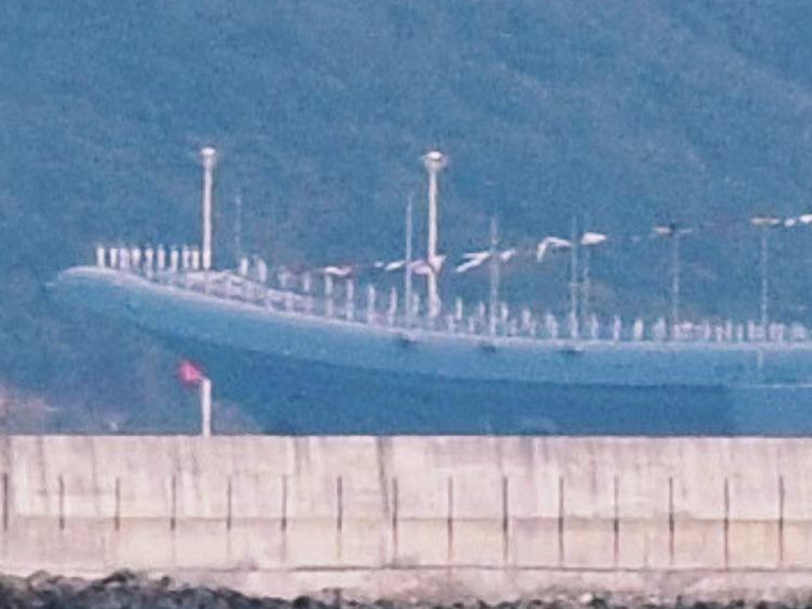 從中國網友拍到的照片看，首艘國產航母編號疑似是17，顯然是緊隨遼寧艦的16號。（微博@搗蛋就對）