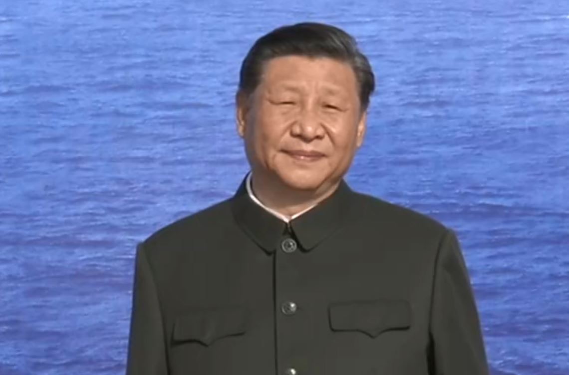 中共中央總書記、國家主席、中央軍委主席習近平出席「山東艦」交接入列儀式。（CCTV）