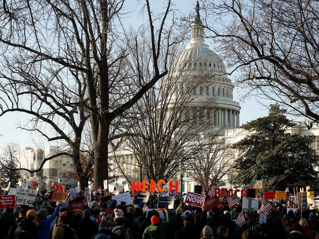 2019年12月18日，美國眾議院通過針對特朗普的彈劾條款之際，支持彈劾的示威人士聚集在國會山外。（AP）