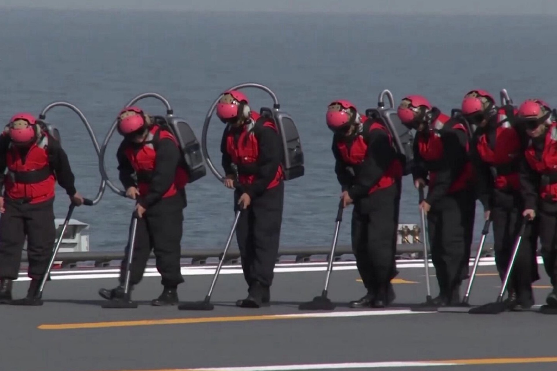 山東艦的士兵使用新型吸塵器吸取甲板上的異物。(中國央視截圖) 山東艦的士兵使用新型吸塵器吸取甲板上的異物。(中國央視截圖)