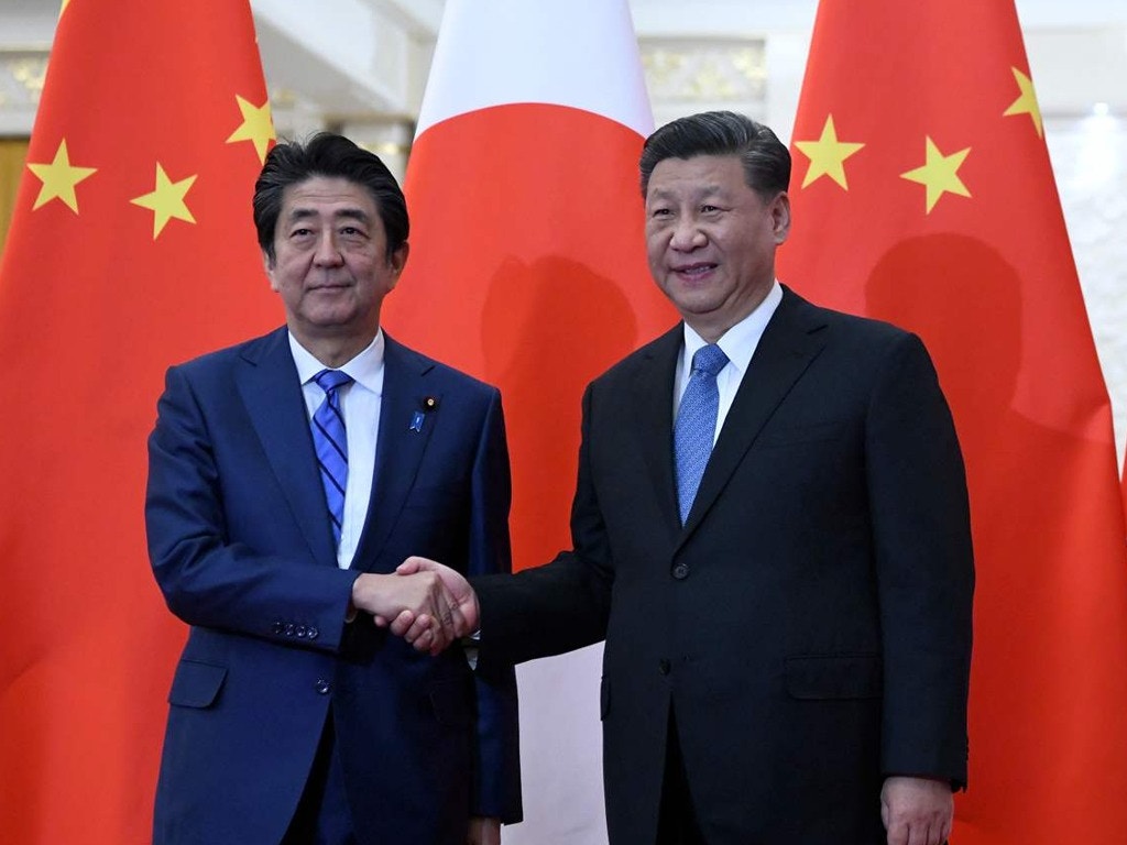 不难看出，随着中日关系的改善，习近平在会晤安倍晋三时，脸上的笑容多了一些。（Reuters）