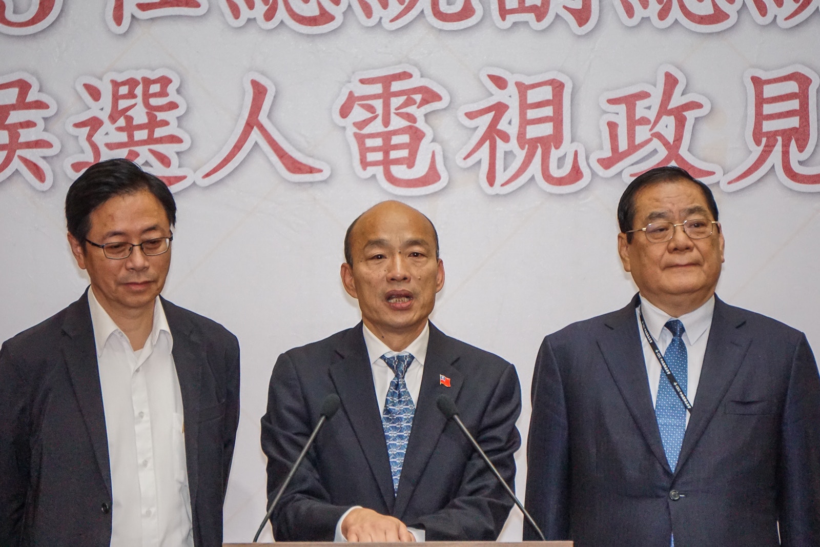 韓國瑜（中間）2019年12月25日出席政見發表會。（洪嘉徽／多維新聞）