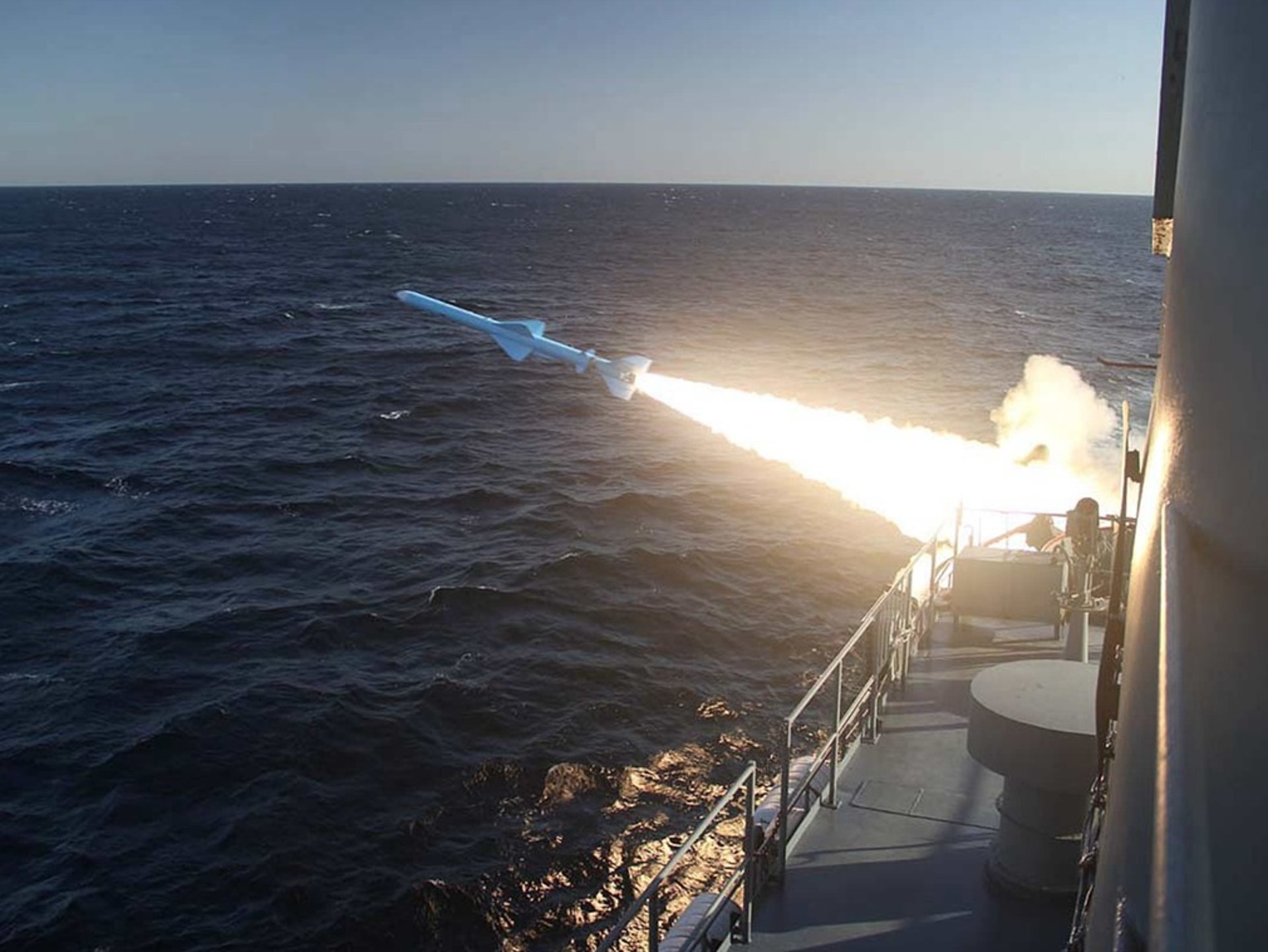 2019年2月22日,为应对美国方面强硬施压,伊朗在阿曼湾水域举行大规模军事演习。(VCG) 2019年2月22日,为应对美国方面强硬施压,伊朗在阿曼湾水域举行大规模军事演习。(VCG)