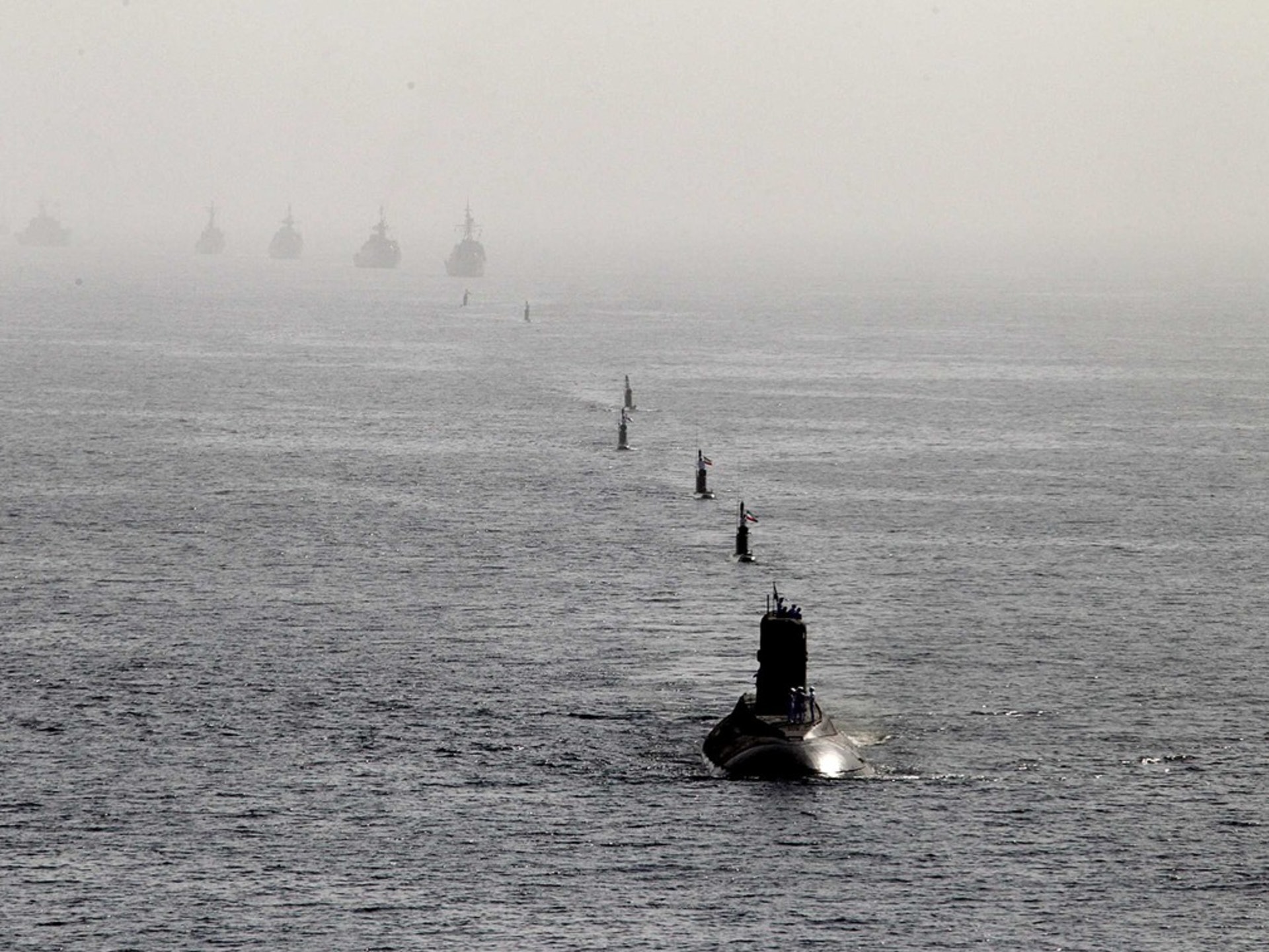 军事演习现场,超过100艘伊朗海军舰船参加检阅仪式,伊朗新型国产舰船也首次参演。(VCG) 军事演习现场,超过100艘伊朗海军舰船参加检阅仪式,伊朗新型国产舰船也首次参演。(VCG)