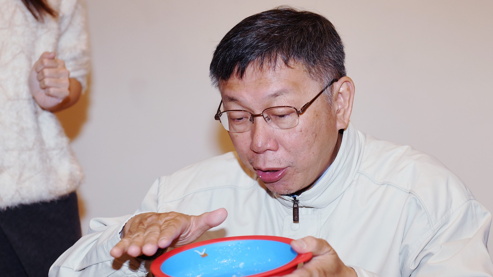 【台灣大選】柯文哲支持者震撼喊出「票投韓國瑜」 或在測風向? 【台灣大選】柯文哲支持者震撼喊出「票投韓國瑜」 或在測風向?