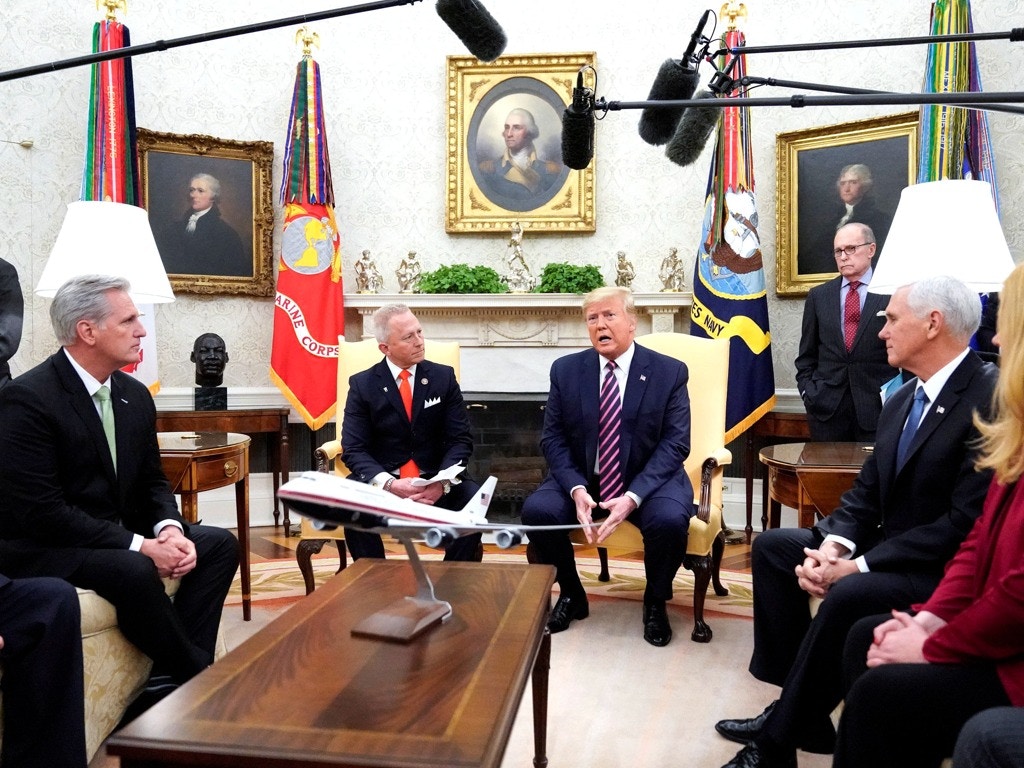 12月19日，特朗普在白宮高調接待眾議員範德魯（左二）。範德魯因反對民主黨彈劾特朗普總統而換黨，加入了共和黨。（Reuters）