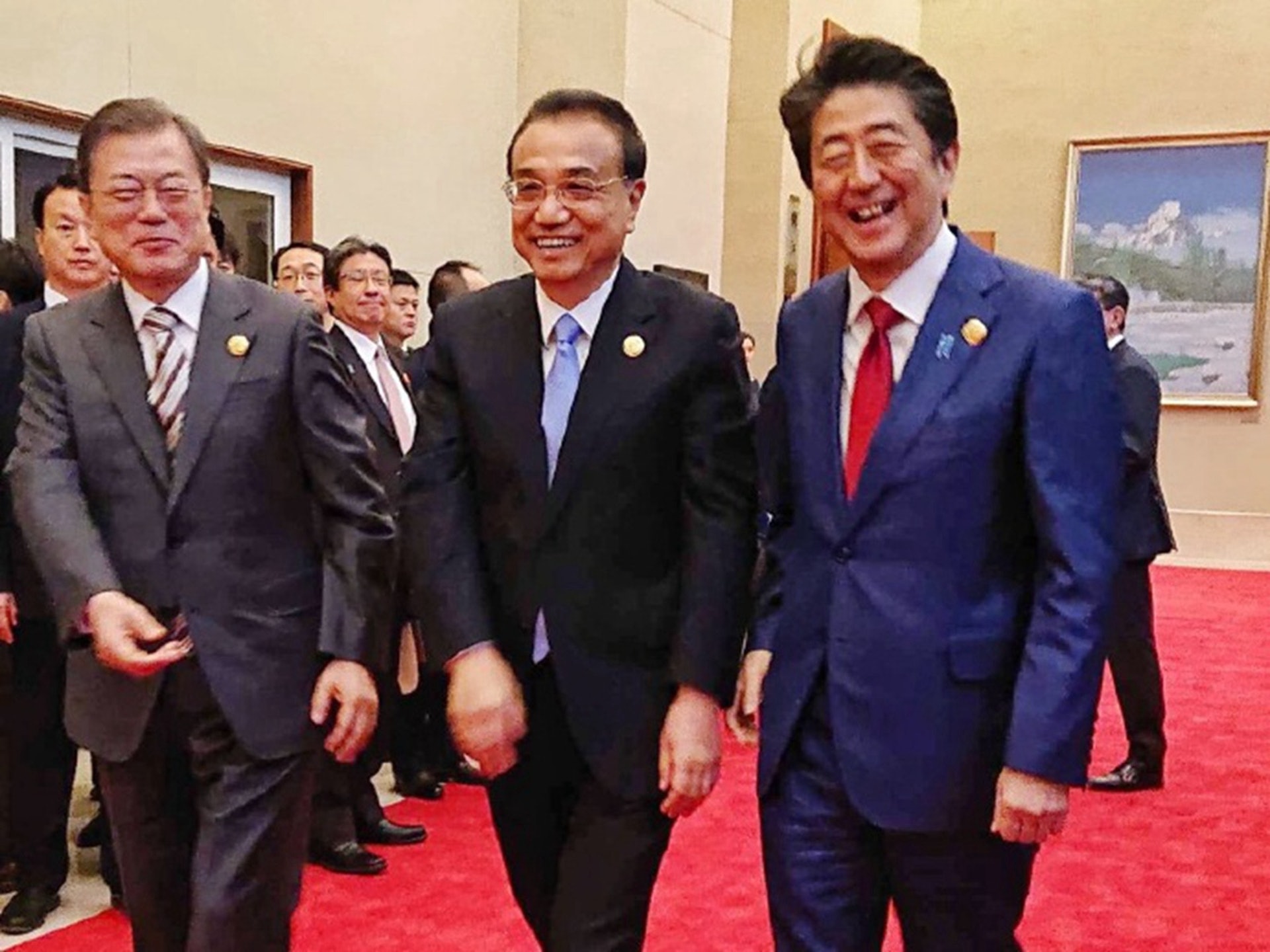 新三國演: 一張歡顏照背後的各自算計(圖) 1