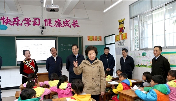 孫春蘭到雲南瀘水市上江鎮大練地村完小、怒江州職教中心、大練地村衛生室，與教師、學生、村醫和當地居民交流。（雲南網）