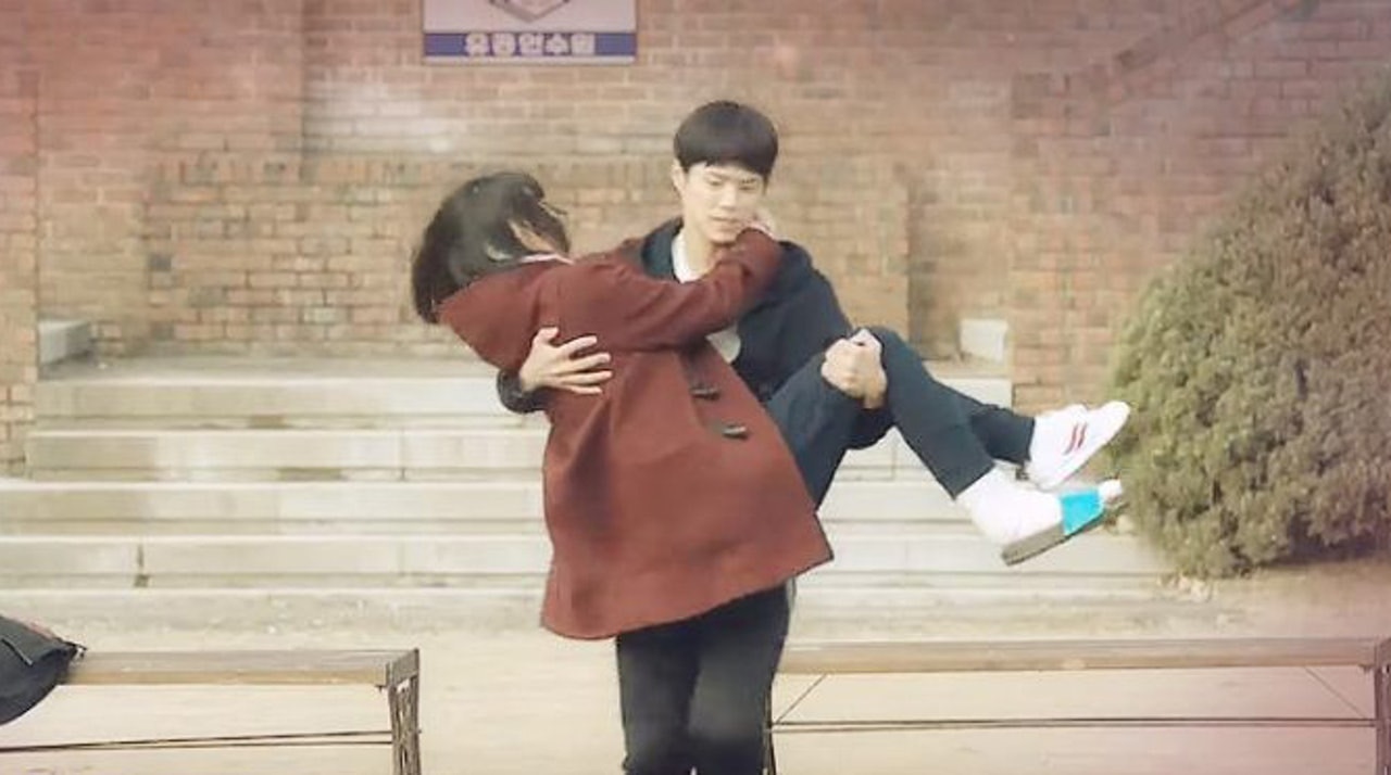 公主抱 失手導致女友跌斷肋骨浙江男被判賠償6千元損失