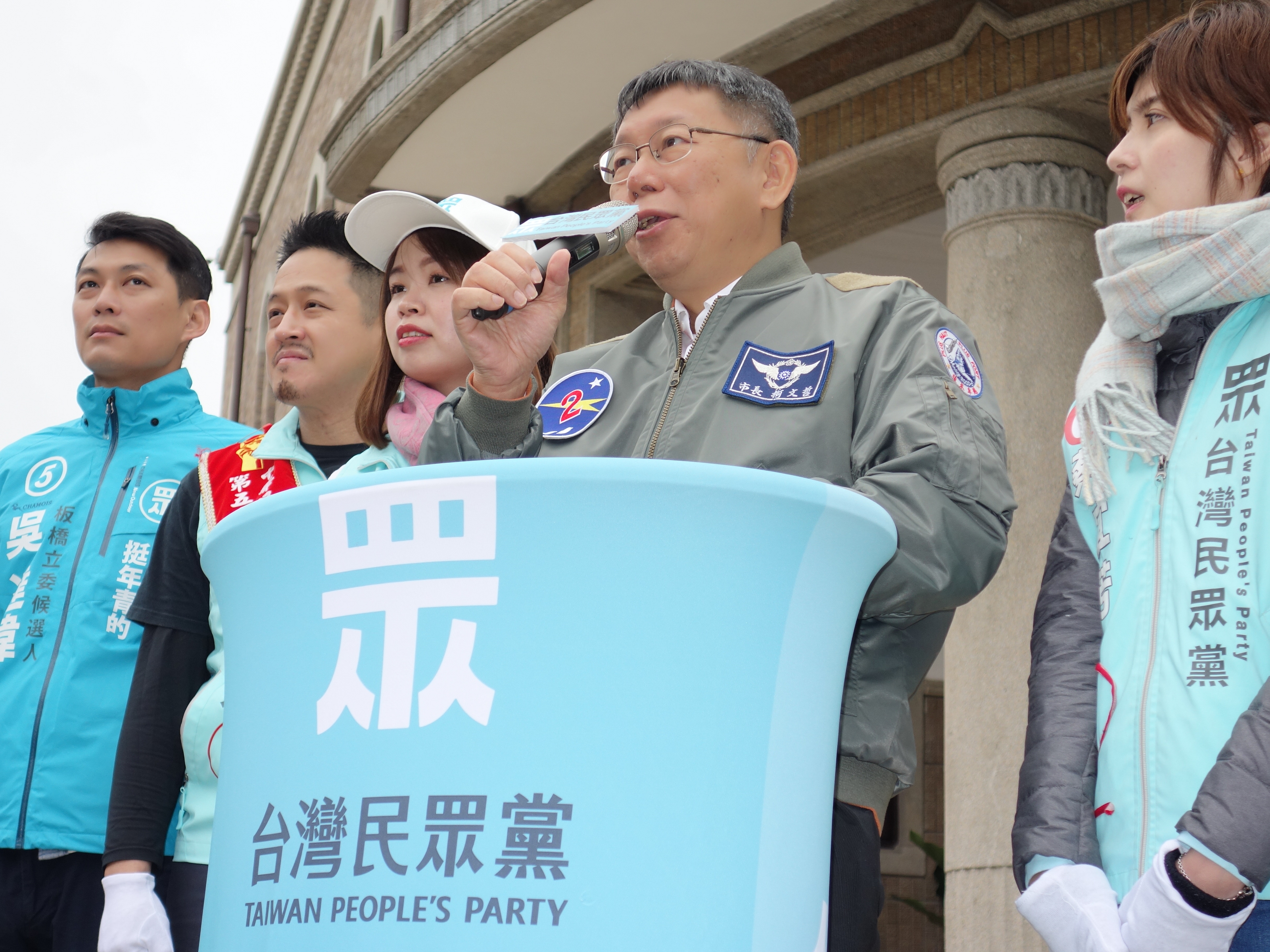 面對記者詢問身穿2號夾克是否代表對韓國瑜的支持，柯文哲則說，他穿的是幻象戰機聯隊的外套，2號只是部隊的編號。（譚英瑛攝）