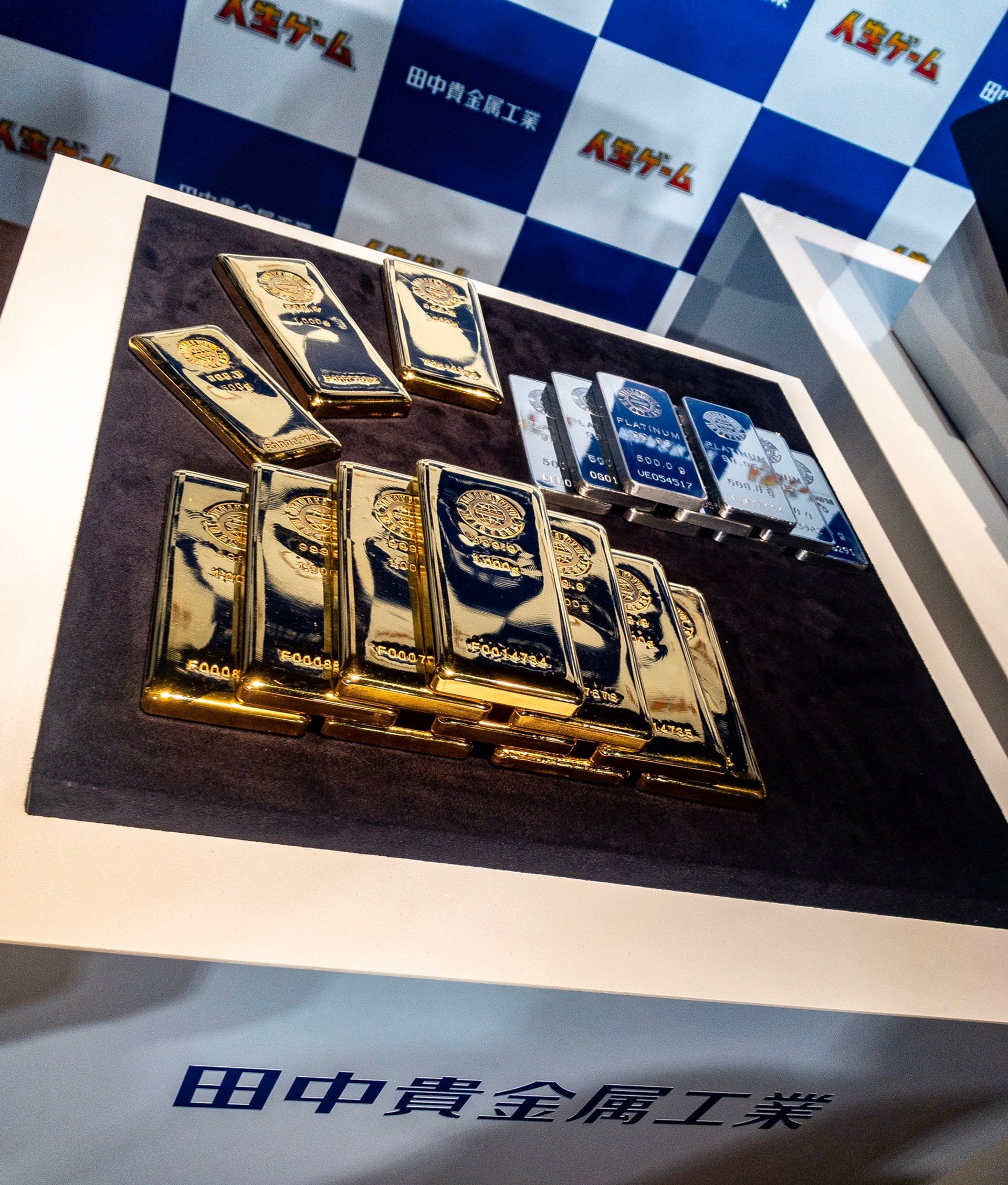 大富翁棋盤和汽車形狀的棋子共用12.4公斤的純金打造(twitter@takaratomytoys) 大富翁棋盤和汽車形狀的棋子共用12.4公斤的純金打造(twitter@takaratomytoys)