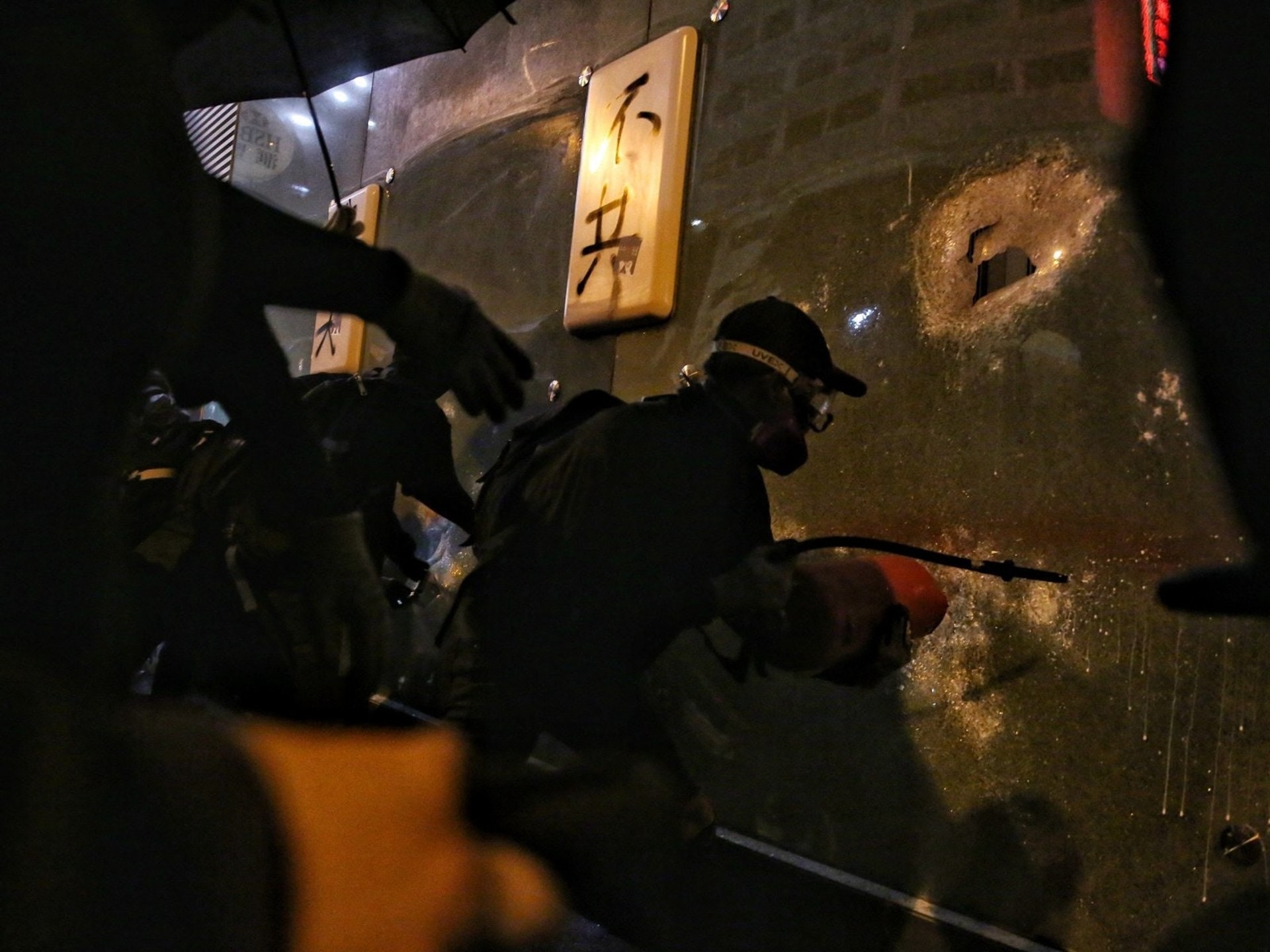 12月24日，暴力示威者打砸汇丰银行。（HK01）