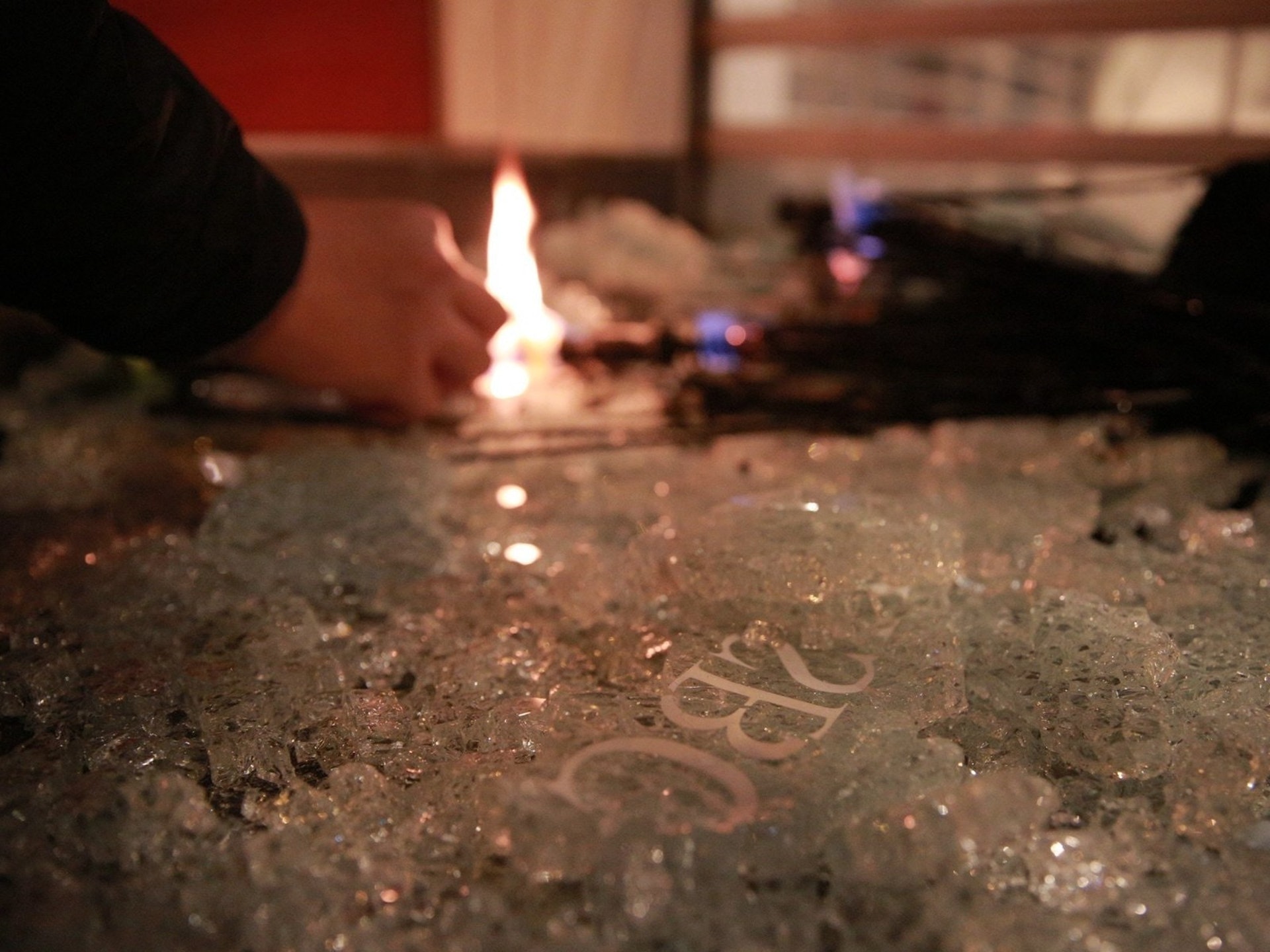 暴力示威者点燃汇丰银行破碎的玻璃。（HK01）