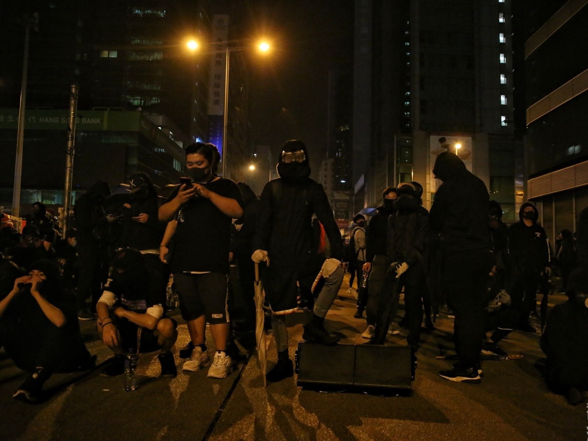 12月24日当天，暴力示威者与港警对峙。（HK01）