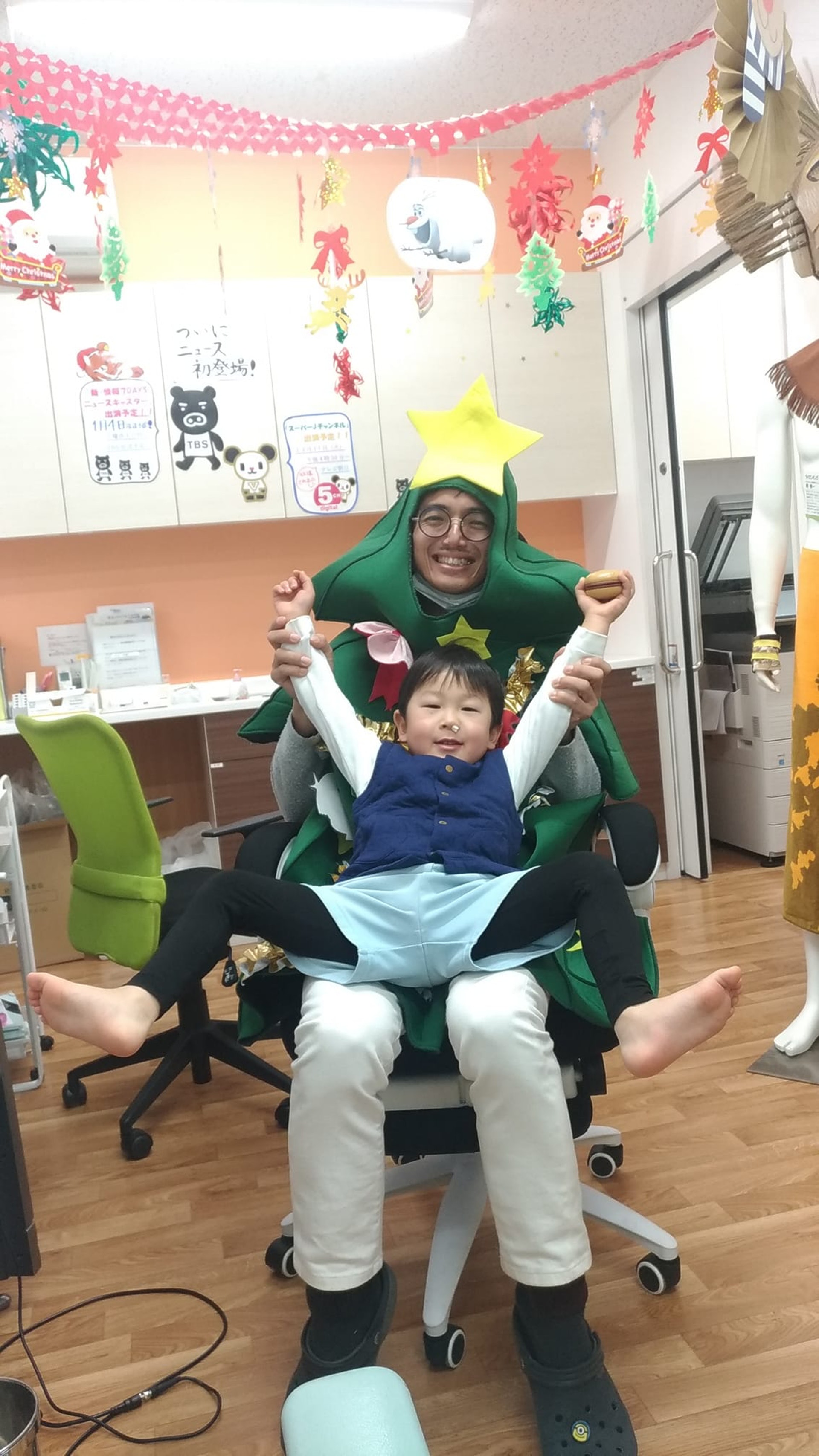 「百變醫生」乾智一:扮聖誕樹(Facebook@サンキュー耳鼻科クリニック)