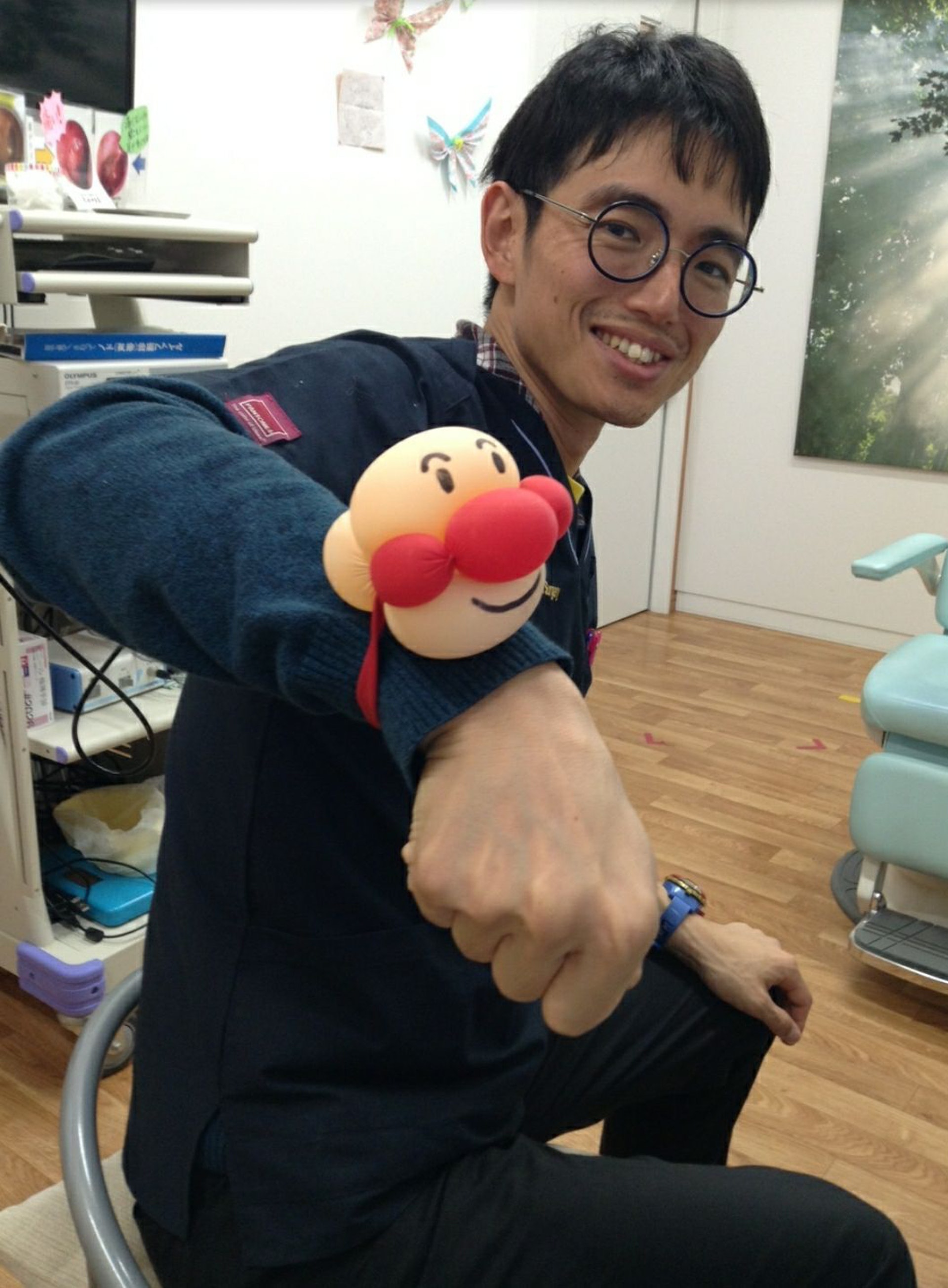 日本乾智一醫生受到大小朋友的歡迎(Facebook@サンキュー耳鼻科クリニック)