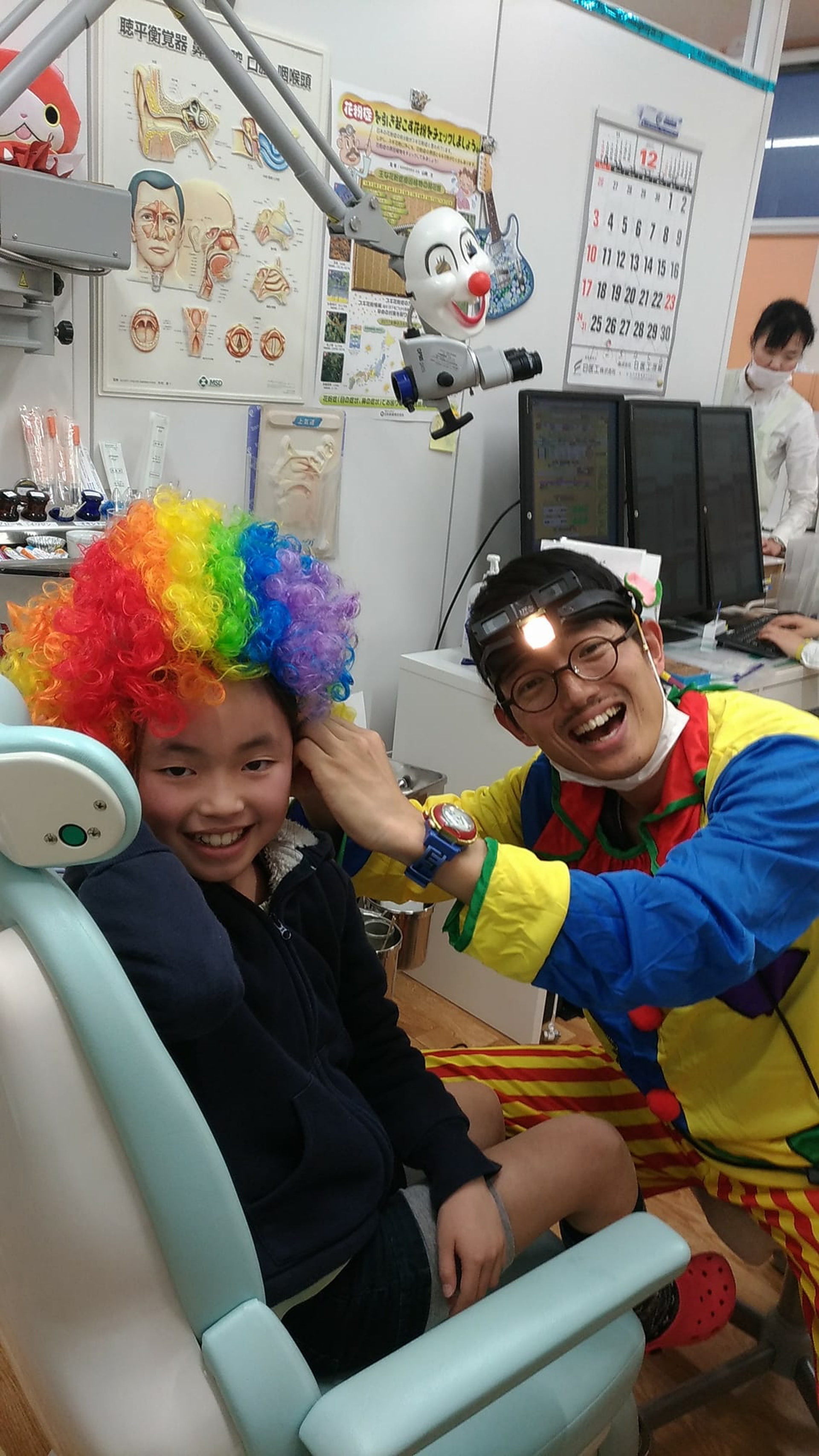 「百變醫生」乾智一:扮小丑(Facebook@サンキュー耳鼻科クリニック)