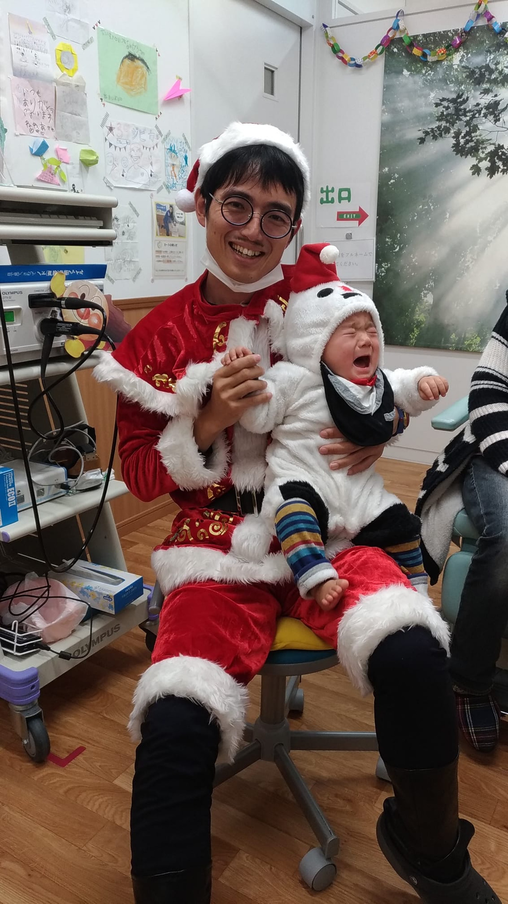 「百變醫生」乾智一:扮成聖誕老人(Facebook@サンキュー耳鼻科クリニック)