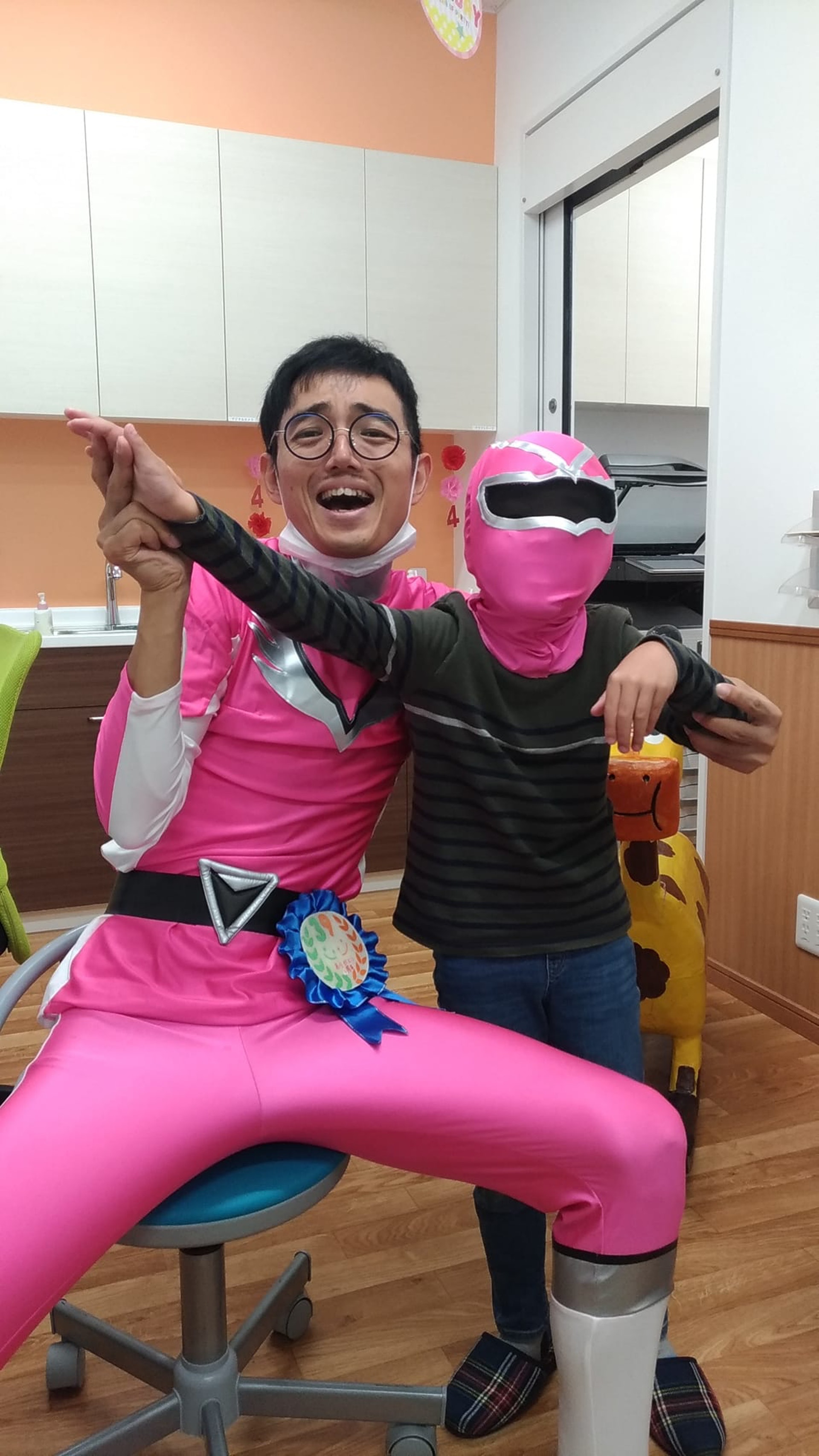 「百變醫生」乾智一:扮成超級戰隊成員(Facebook@サンキュー耳鼻科クリニック)