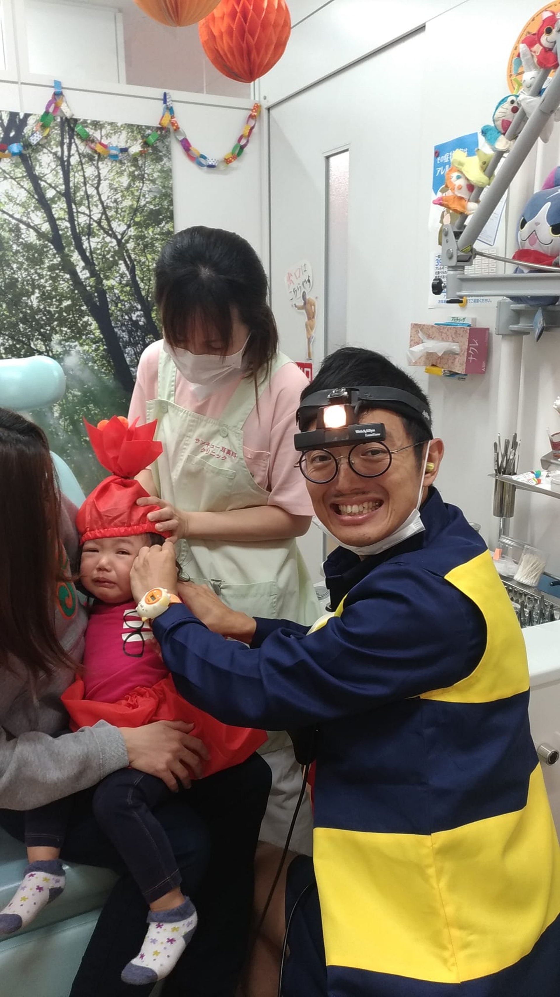 「百變醫生」乾智一:扮成鬼太郎(Facebook@サンキュー耳鼻科クリニック)