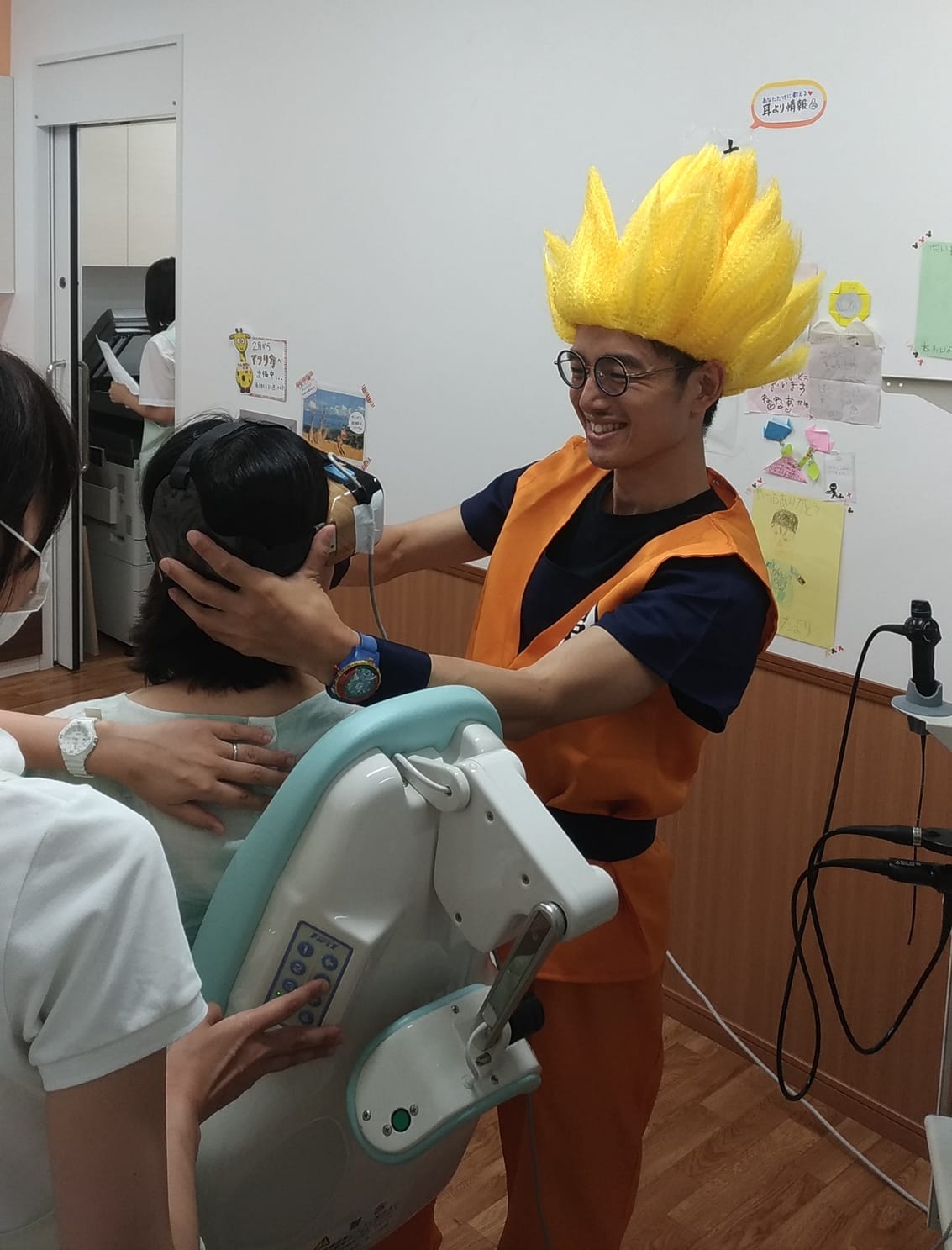 「百變醫生」乾智一扮成《龍珠》人物孫悟空為病人看症（Facebook@サンキュー耳鼻科クリニック）