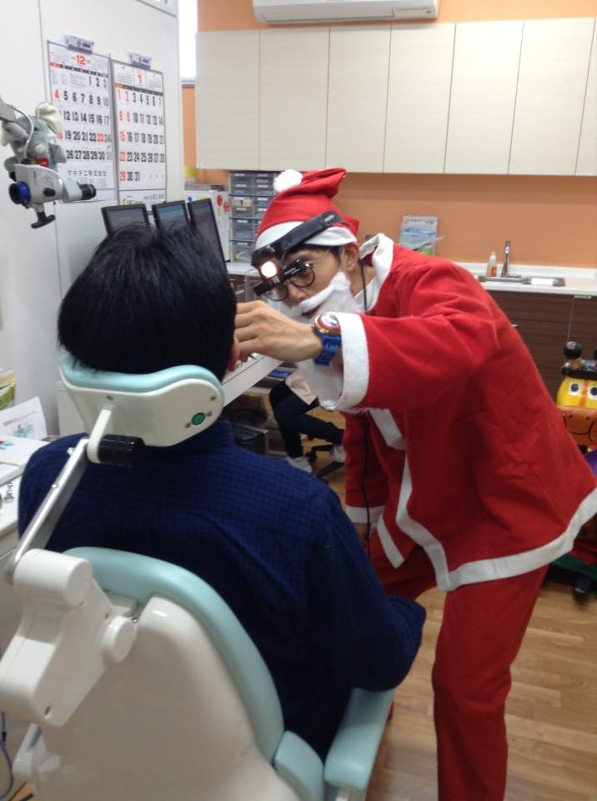 「百變醫生」乾智一:扮成聖誕老人(Facebook@サンキュー耳鼻科クリニック)