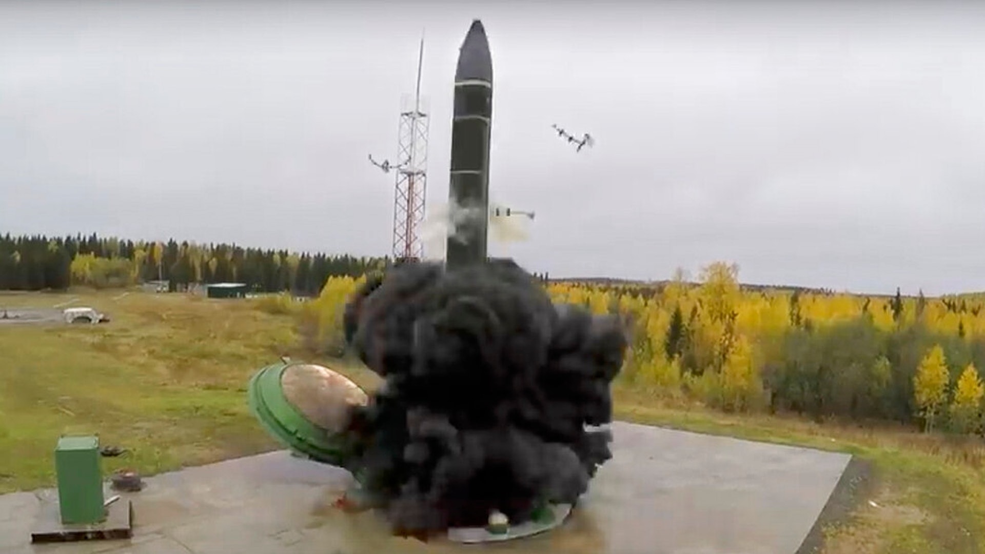 俄羅斯稱高超音速導彈 「先鋒」服役後翌日,國防部又宣布新款S-500防空系統可在2020年測試。圖為俄羅斯國防部新聞處提供的一張沒有註明日期的照片,相中可見一個洲際彈導導彈自一個發射井射出。(AP) 俄羅斯稱高超音速導彈 「先鋒」服役後翌日,國防部又宣布新款S-500防空系統可在2020年測試。圖為俄羅斯國防部新聞處提供的一張沒有註明日期的照片,相中可見一個洲際彈導導彈自一個發射井射出。(AP)