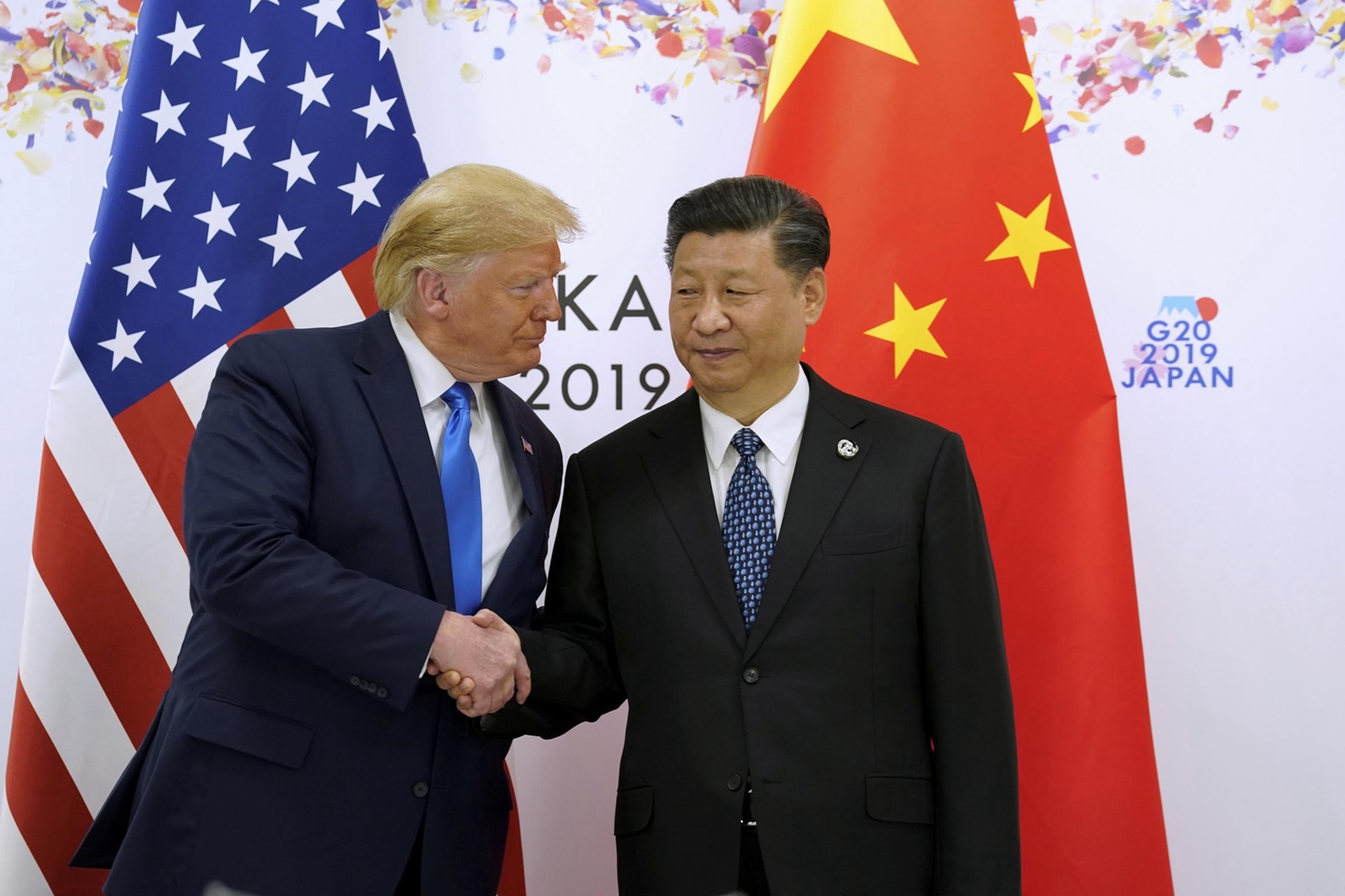 中美贸易战持续,并横跨2019年。图为6月29日,习近平(右)和特朗普在G20大阪峰会期间会晤。(Reuters) 中美贸易战持续,并横跨2019年。图为6月29日,习近平(右)和特朗普在G20大阪峰会期间会晤。(Reuters)