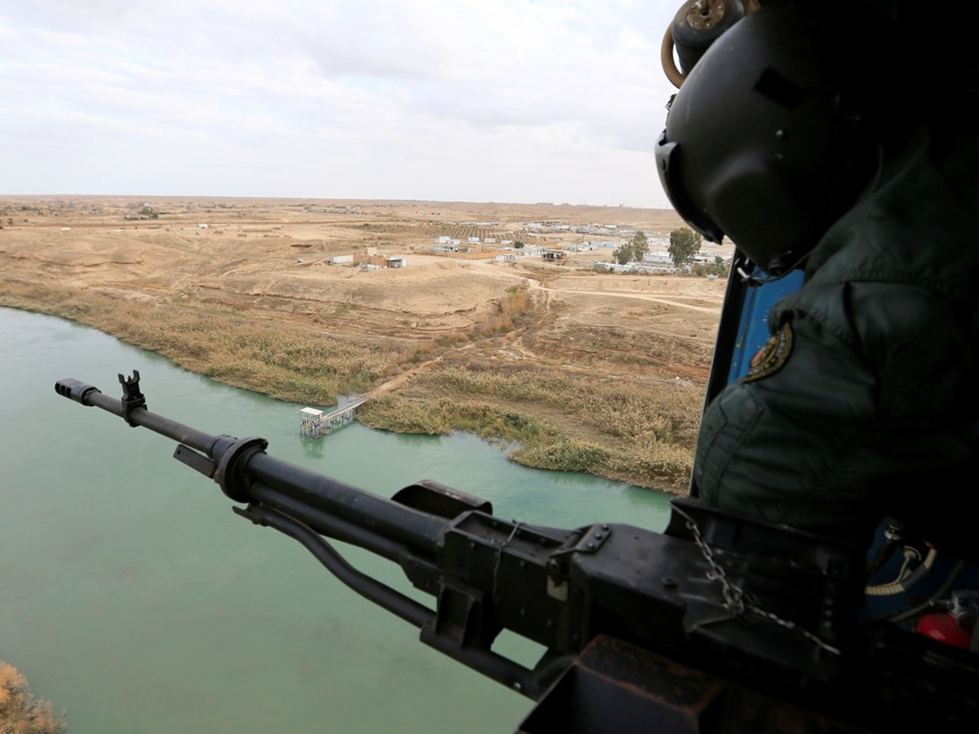 伊拉克士兵乘坐直升機參與對激進分子的打擊行動。(Reuters)