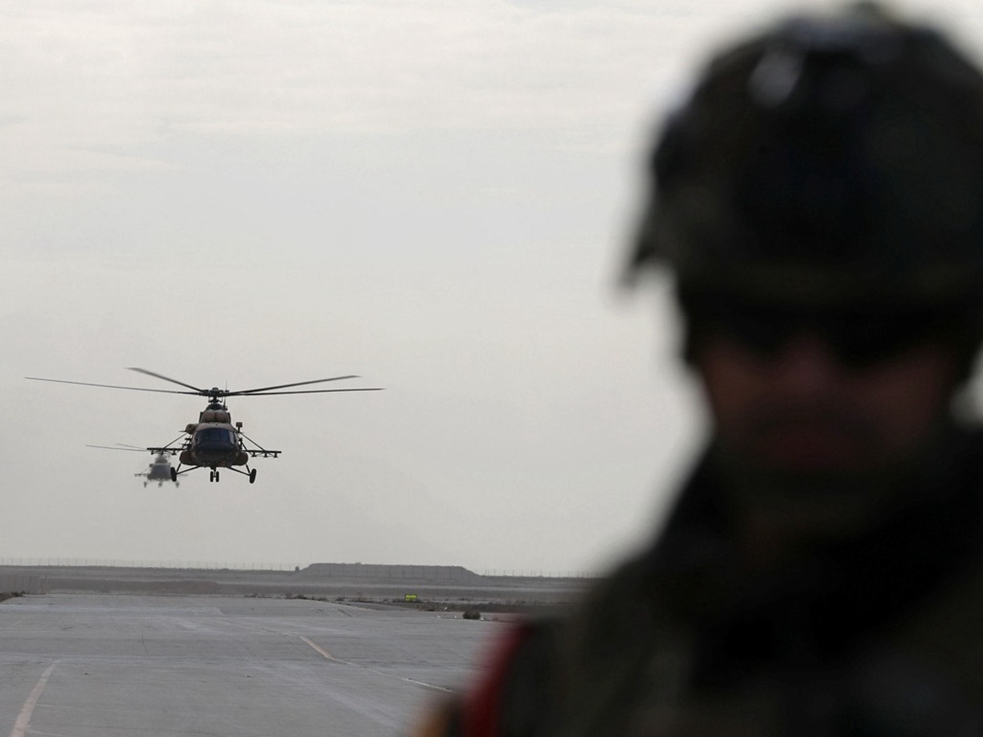 伊拉克直升機在阿薩德空軍基地。(Reuters)