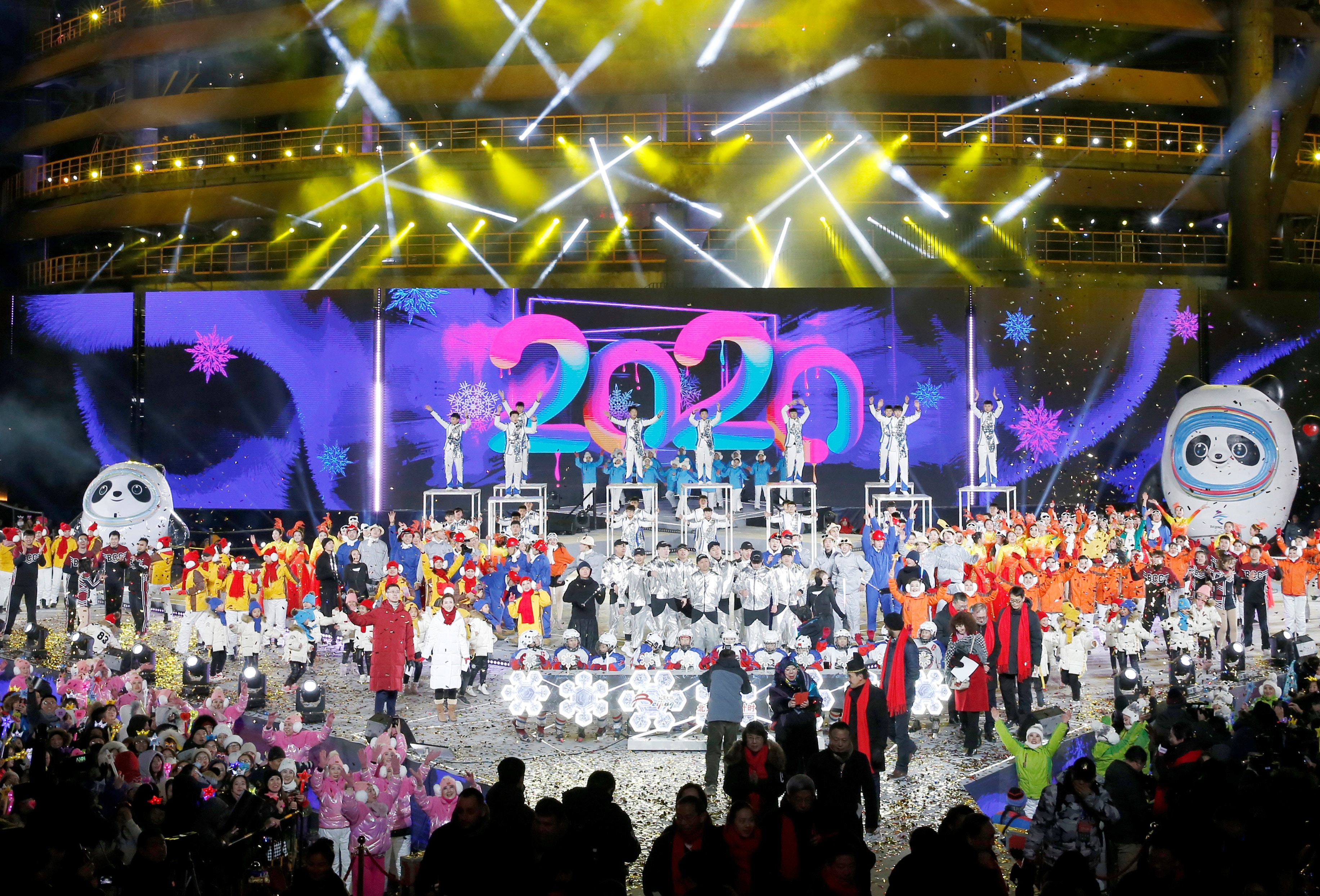 在北京舉行了結合冬天冰雪為題的大型活動表演,慶祝新一年到來。(Reuters) 在北京舉行了結合冬天冰雪為題的大型活動表演,慶祝新一年到來。(Reuters)