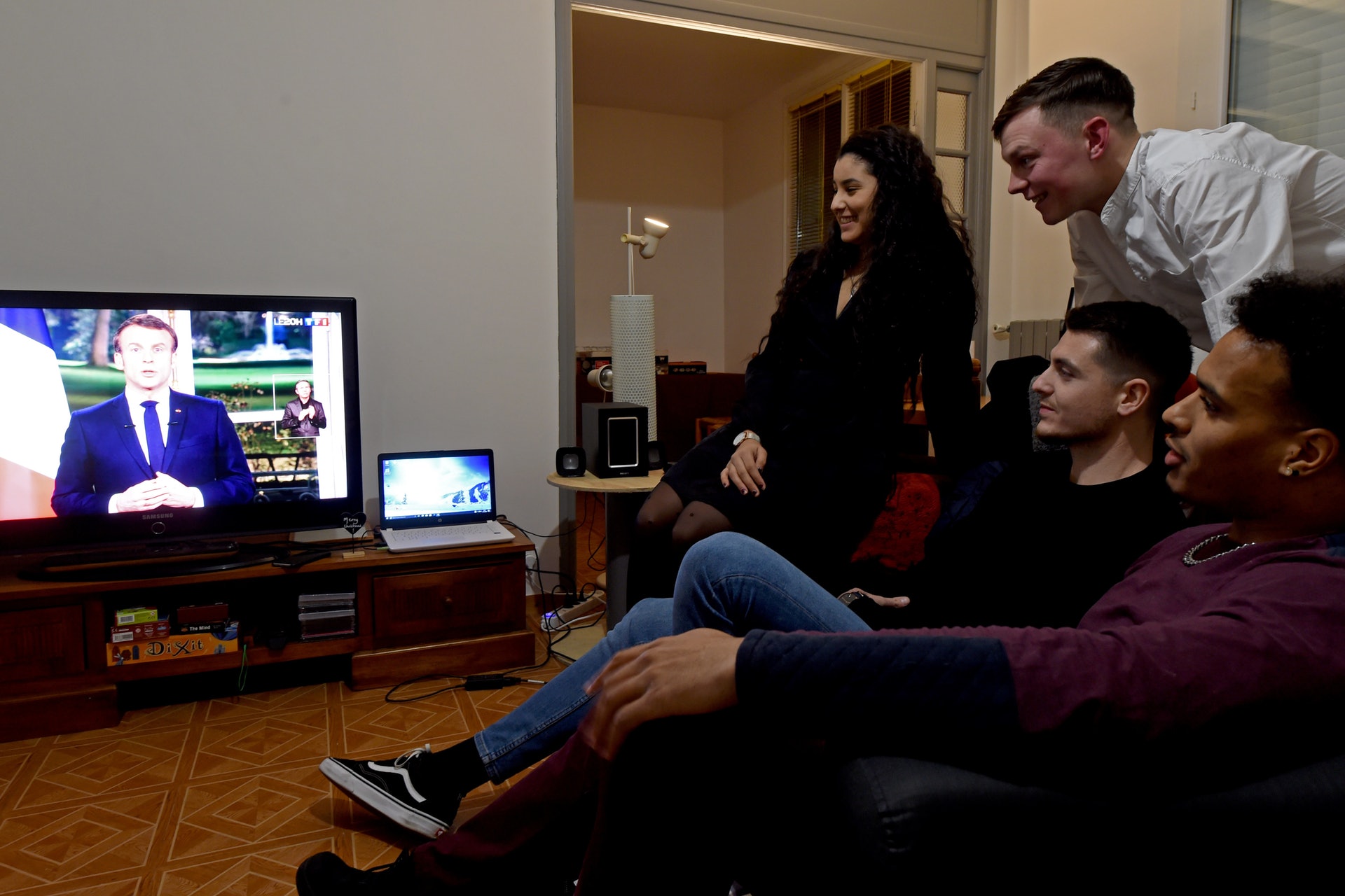 馬克龍發表除夕講話,法國市民在看電視直播。(Getty Images) 馬克龍發表除夕講話,法國市民在看電視直播。(Getty Images)