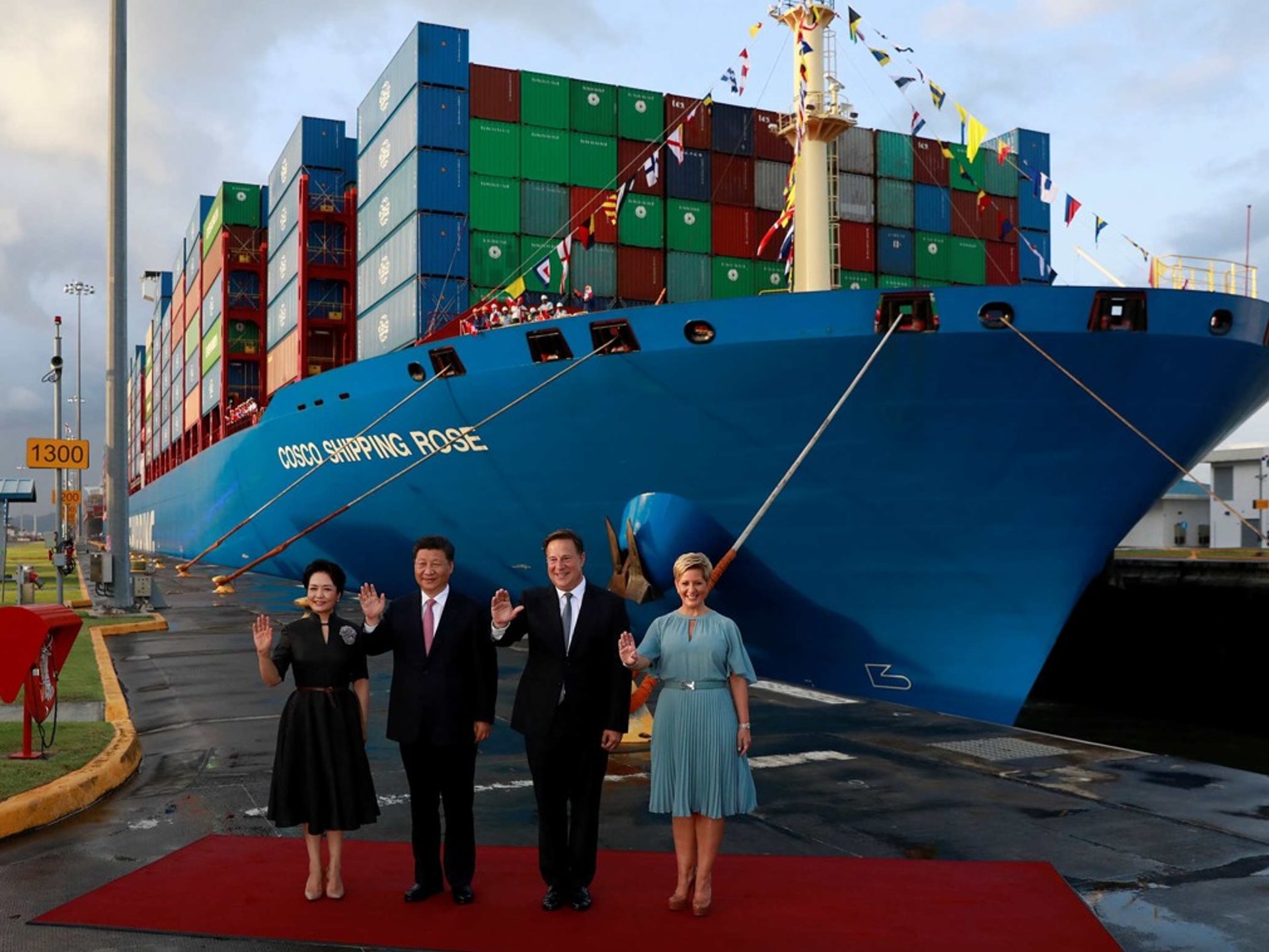 巴拿馬與台灣斷交,並與中國大陸正式建交,被視為中國在拉美獲得的一項重大外交勝利。圖為2018年12月3日,中國國家主席習近平與夫人彭麗媛在巴拿馬城同巴拿馬總統巴雷拉夫婦(右一與右二)共同參觀巴拿馬運河新船閘。(Reuters)