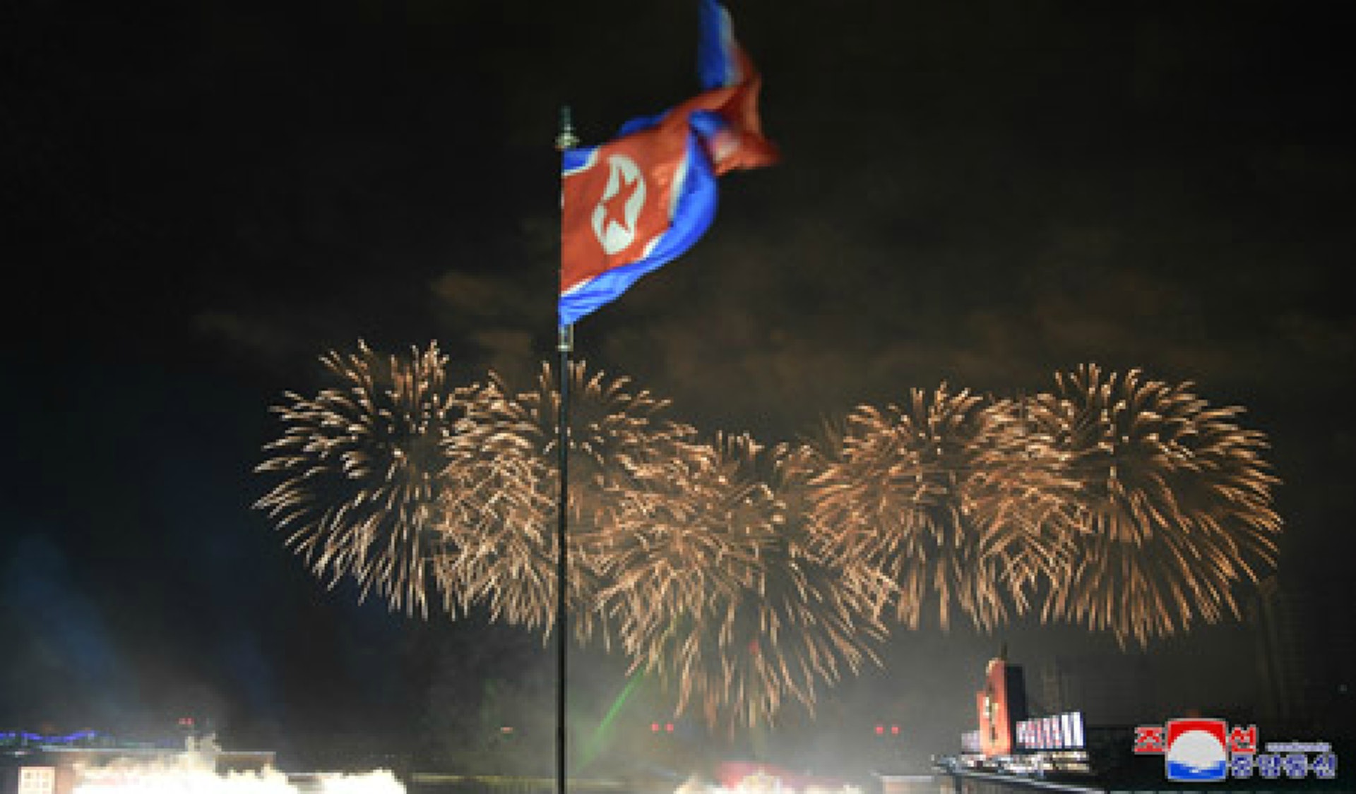 朝鮮跨年:平壤舉行迎新聯歡會,現場大放煙花(朝中社)