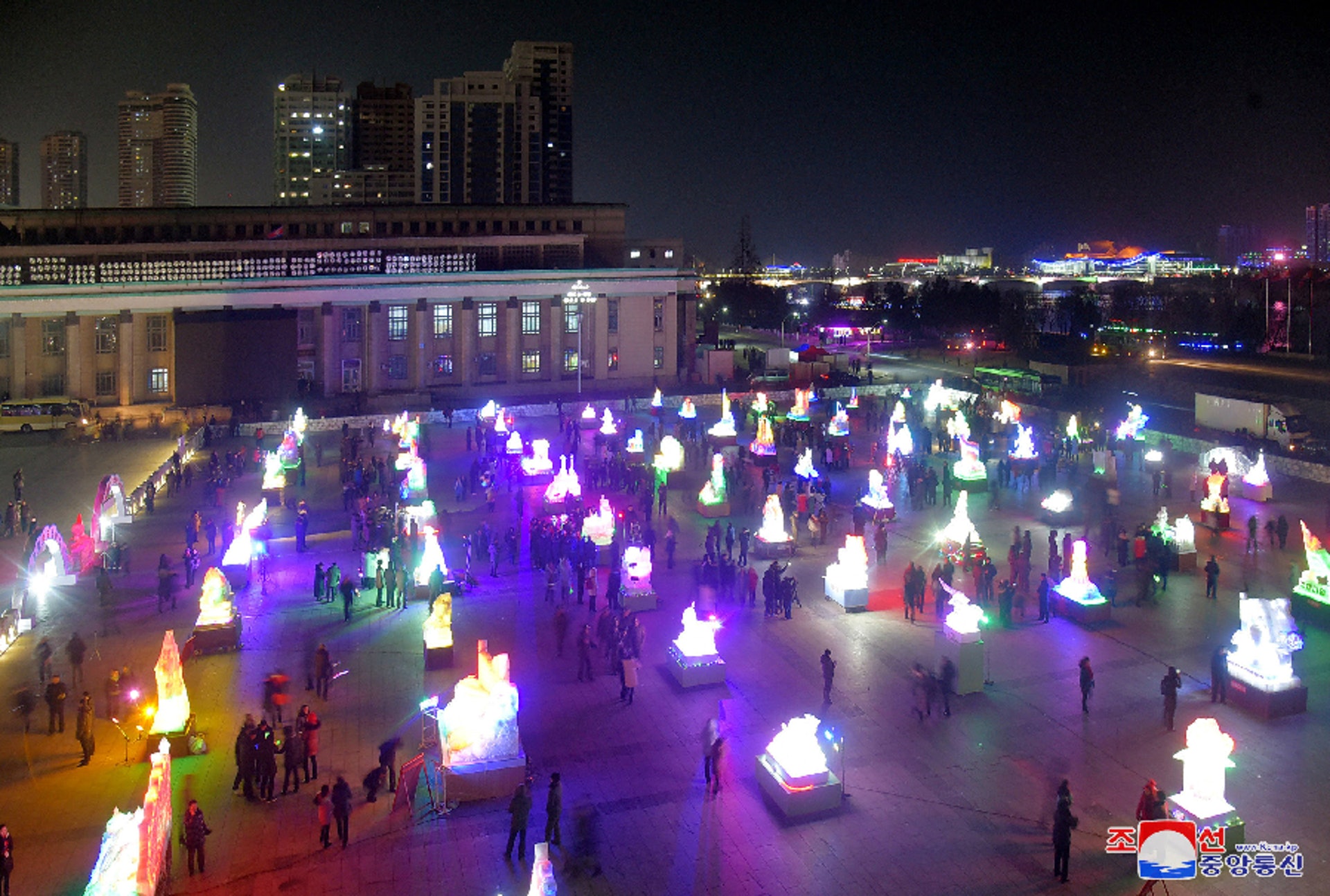 朝鮮跨年:平壤冰雕節展出70多個作品(朝中社)