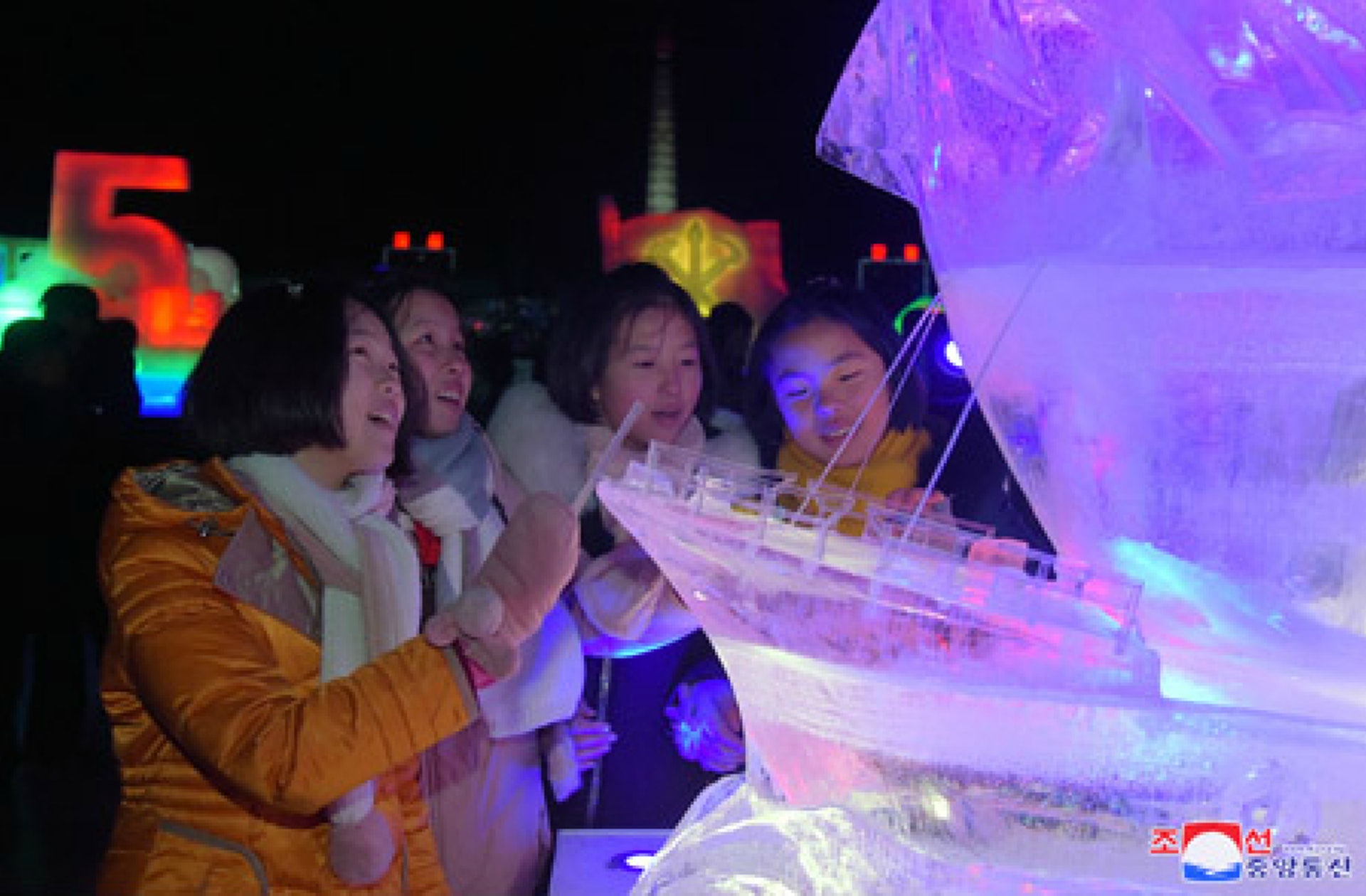 朝鮮跨年:平壤冰雕節吸引眾多市民參觀(朝中社)