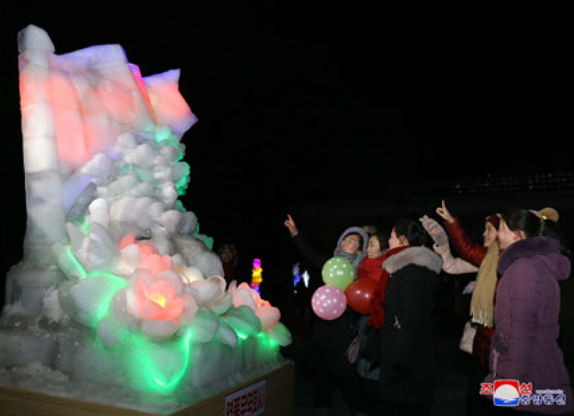 朝鮮跨年:平壤冰雕節展出70多個作品(朝中社)