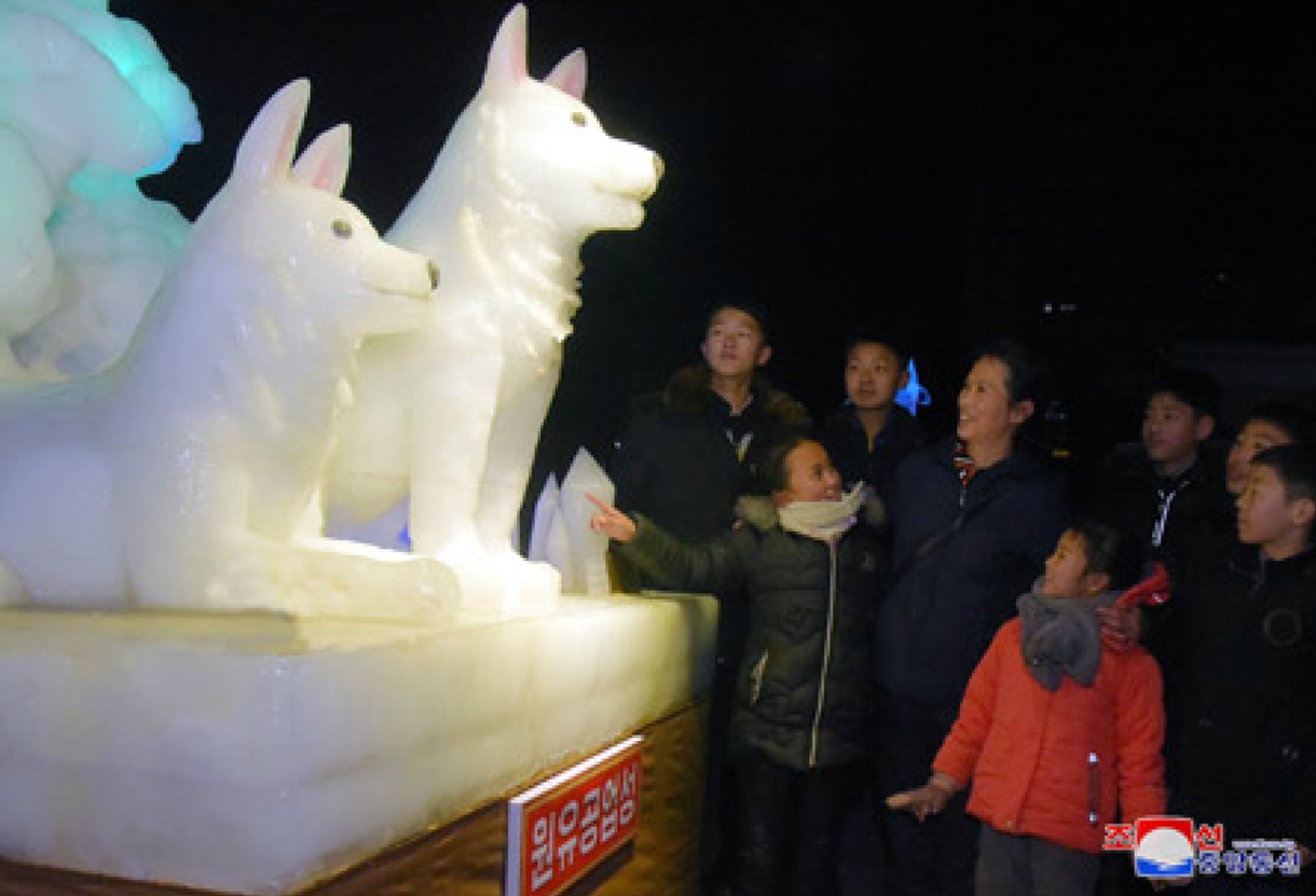 朝鮮跨年:平壤冰雕節的作品包括朝鮮的象徵豐山犬等(朝中社)
