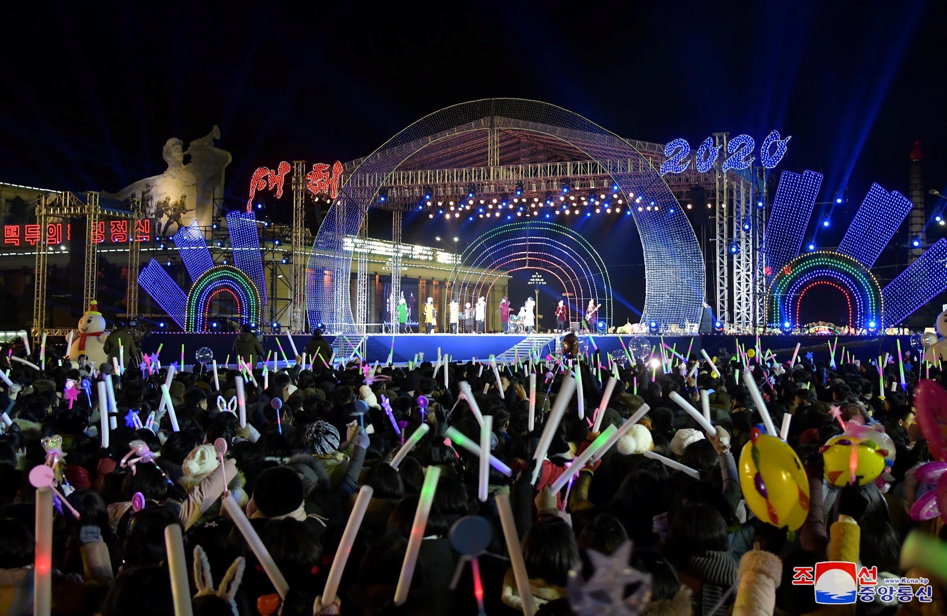 朝鮮跨年:平壤舉行迎新聯歡會,現場大放煙花(朝中社)