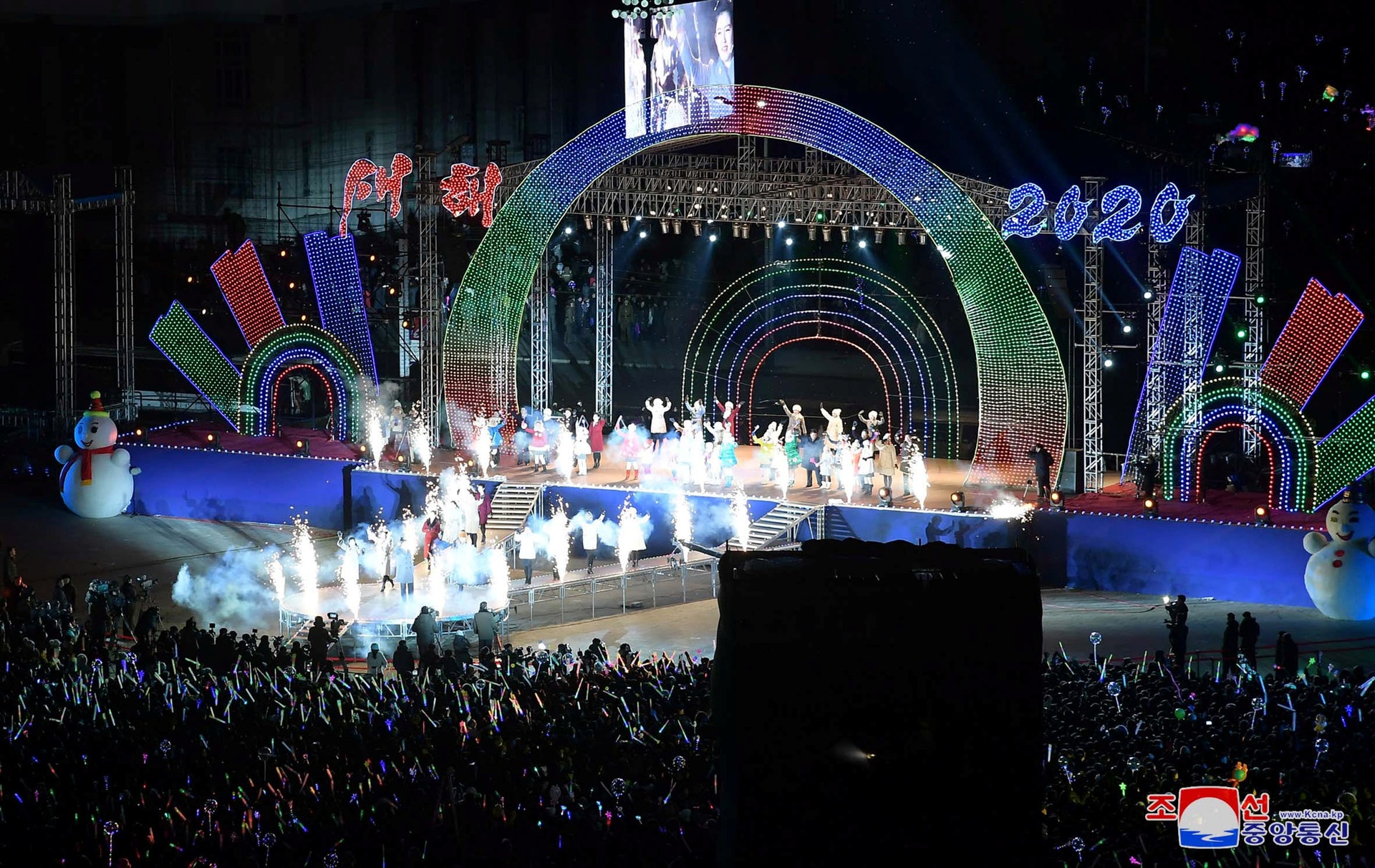 朝鮮跨年:平壤舉行迎新聯歡會,現場大放煙花(朝中社)