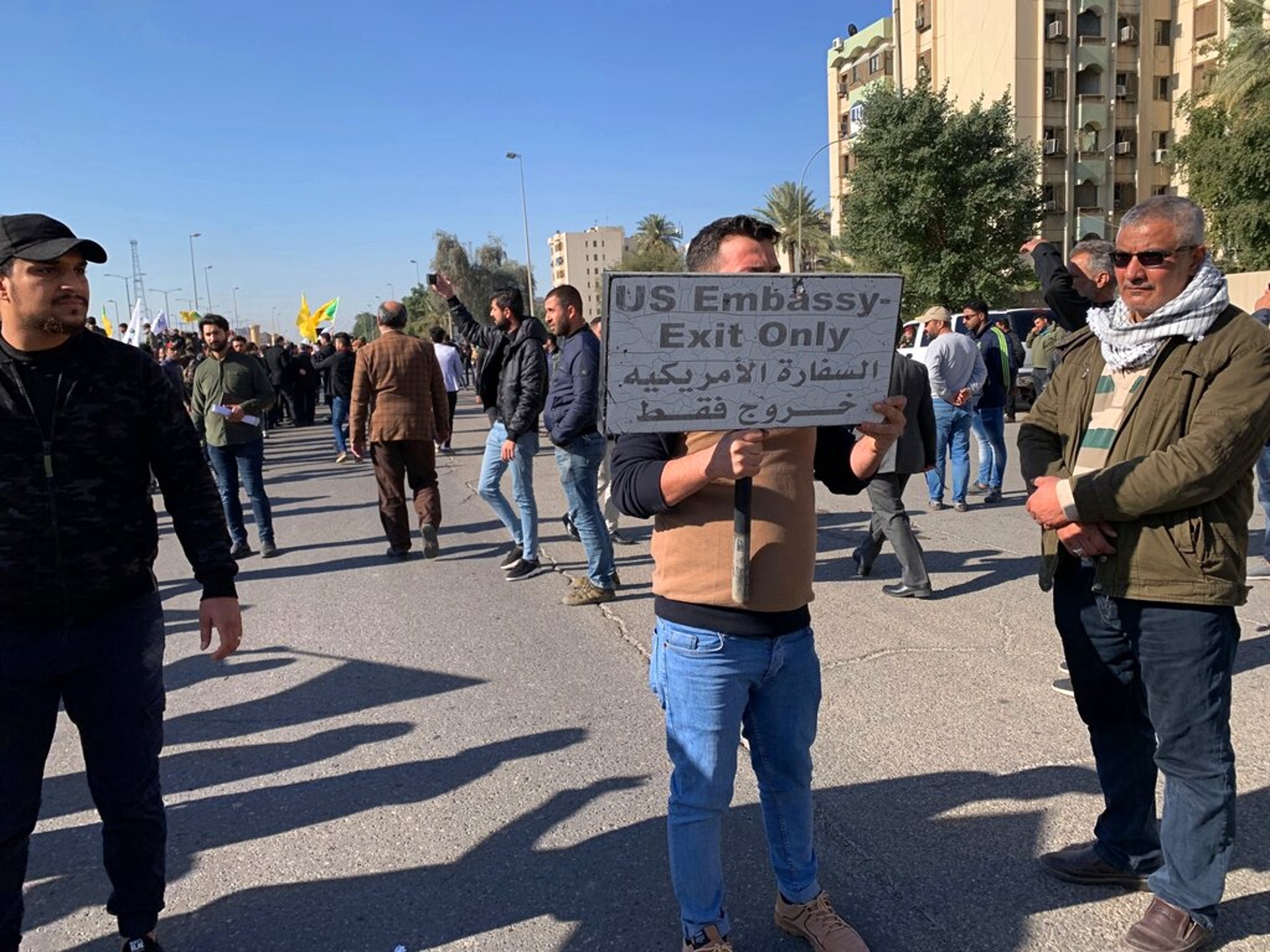 2019年12月31日,示威者在美國使館外舉牌抗議(美聯社)