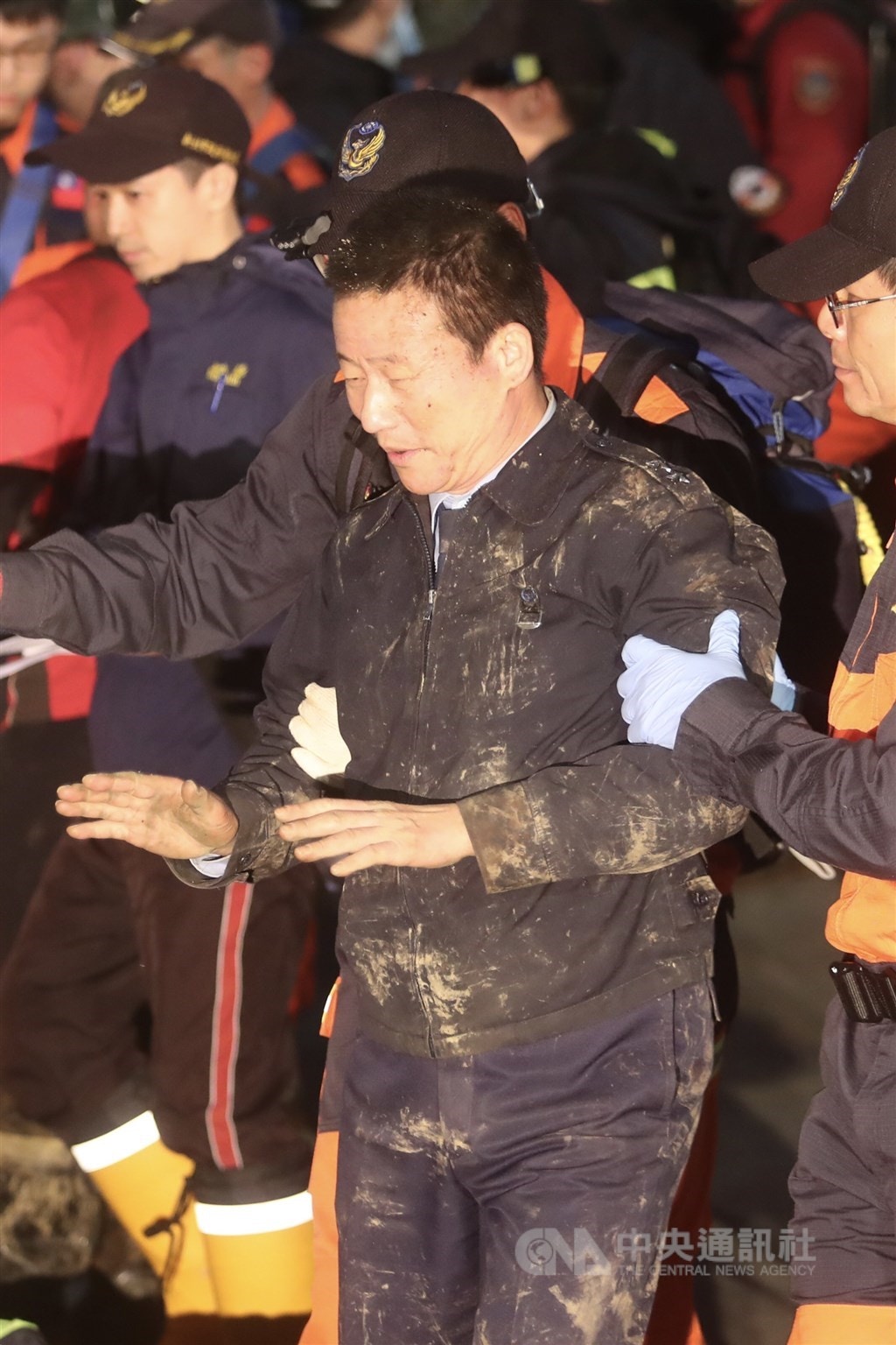 圖為獲救生還者曹進平中將下山至登山道出口送醫。（中央社）