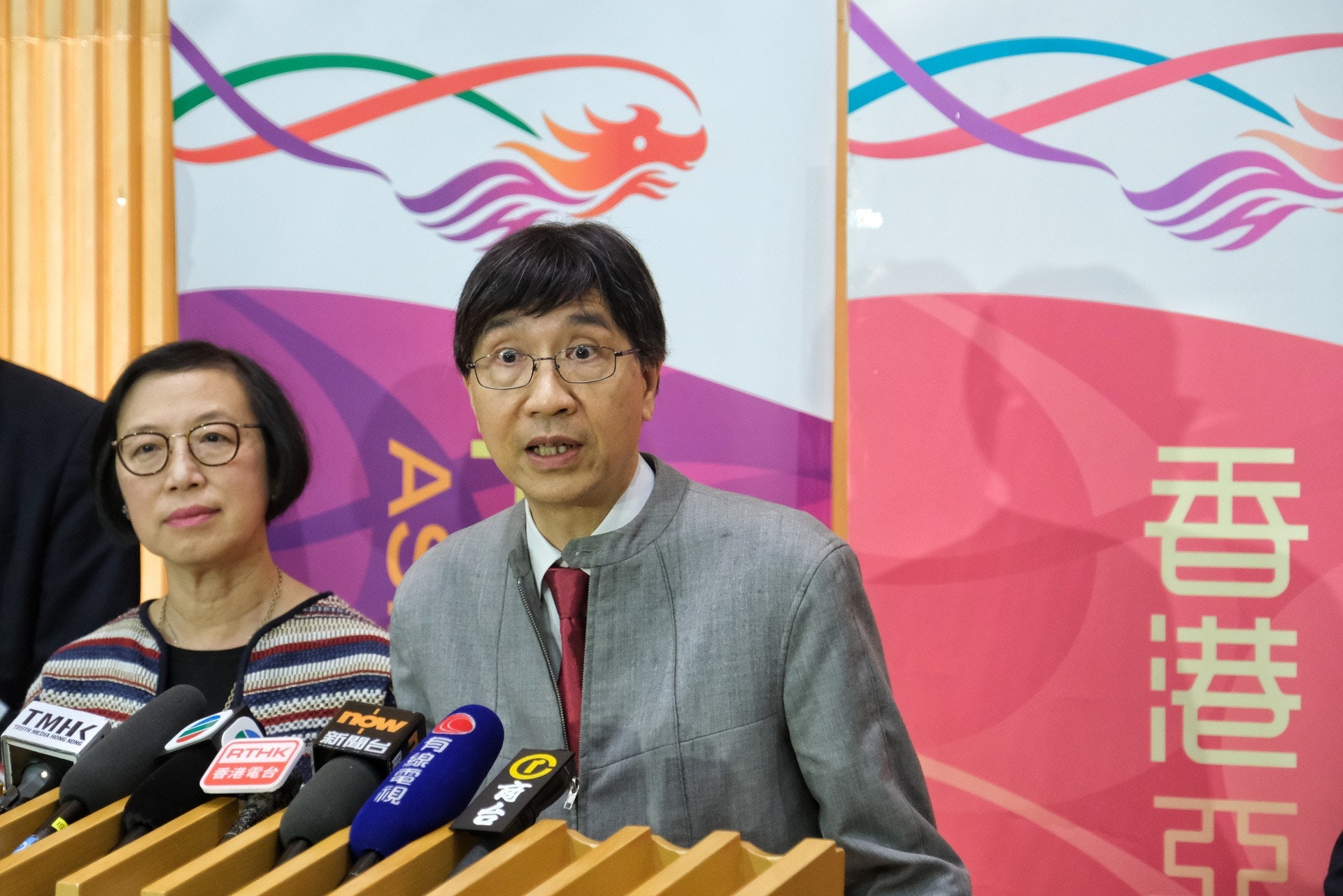 港大醫學院微生物學系講座教授袁國勇指出,12月31日被揭發的不明肺炎,和過往的沙士或禽流感有相似的地方。(資料圖片/羅君豪攝) 港大醫學院微生物學系講座教授袁國勇指出,12月31日被揭發的不明肺炎,和過往的沙士或禽流感有相似的地方。(資料圖片/羅君豪攝)