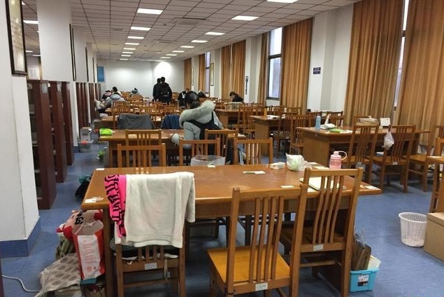 12月31日下午，揚州大學圖書館人員稀少。（微博）