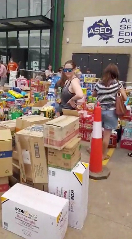 澳洲首都坎培拉有大批民眾捐贈物資，支援消防員和災民。（Reuters）