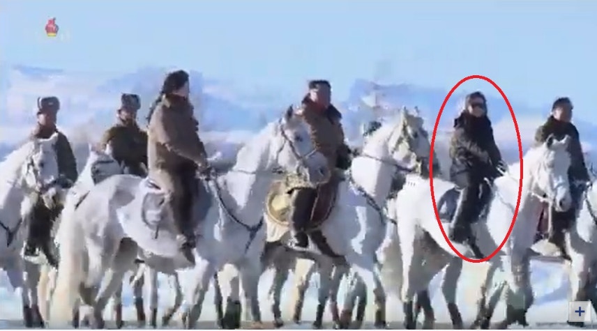 李雪主戴黑超騎馬登山（影片截圖）