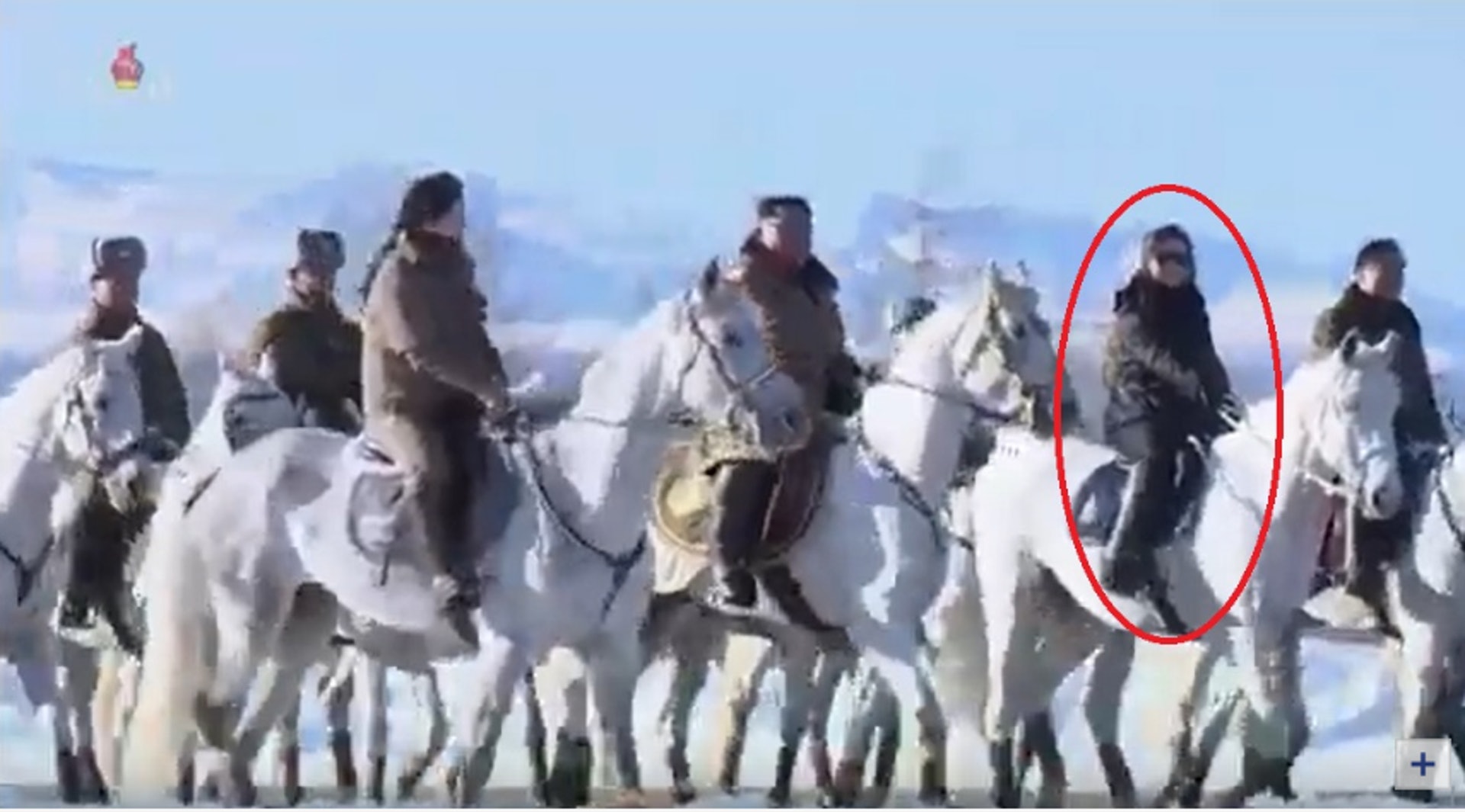 李雪主戴黑超騎馬登山(影片截圖) 李雪主戴黑超騎馬登山(影片截圖)