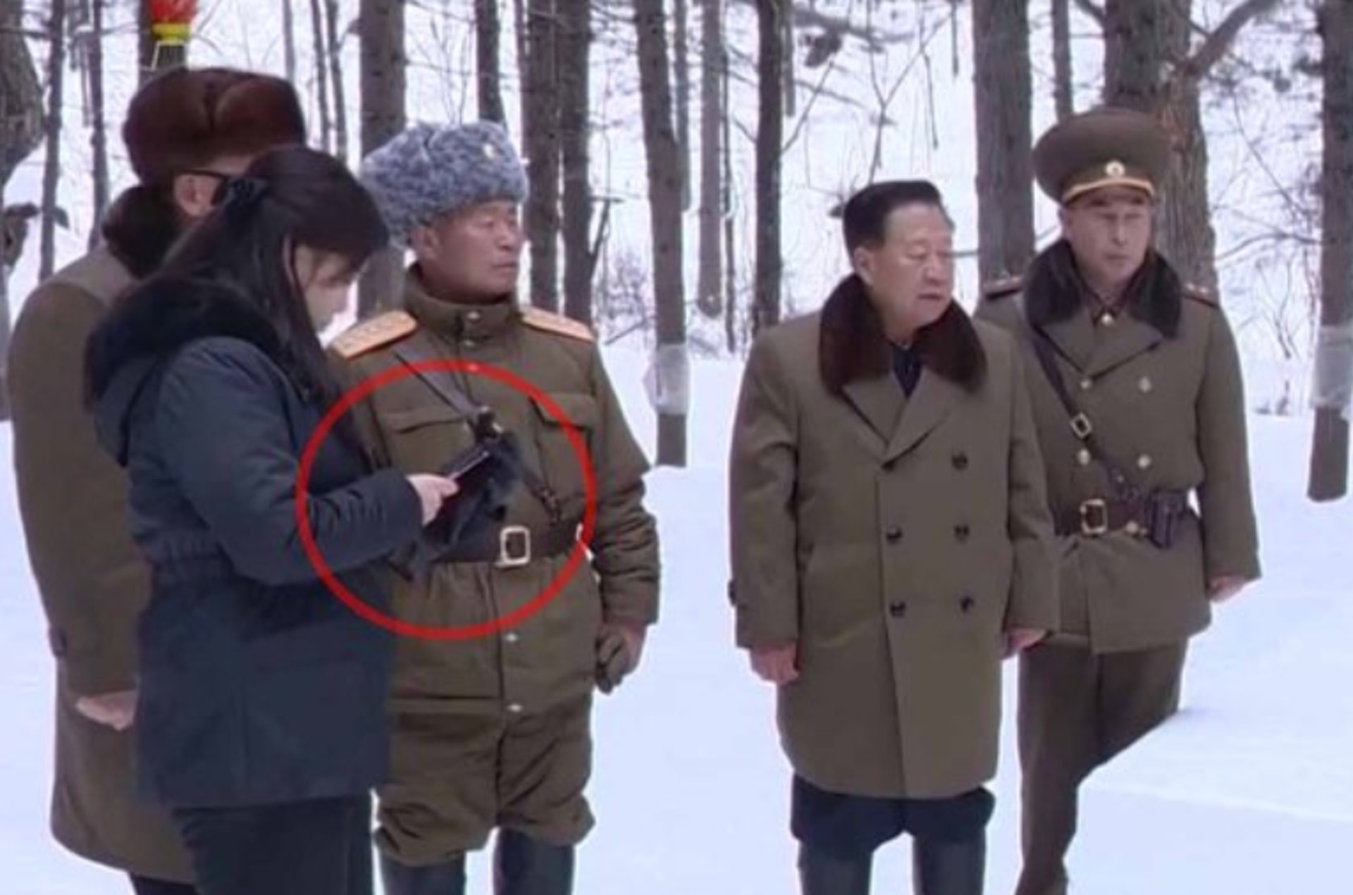 李雪主疑似使用智能電話的一幕,引來韓媒注意(影片截圖) 李雪主疑似使用智能電話的一幕,引來韓媒注意(影片截圖)