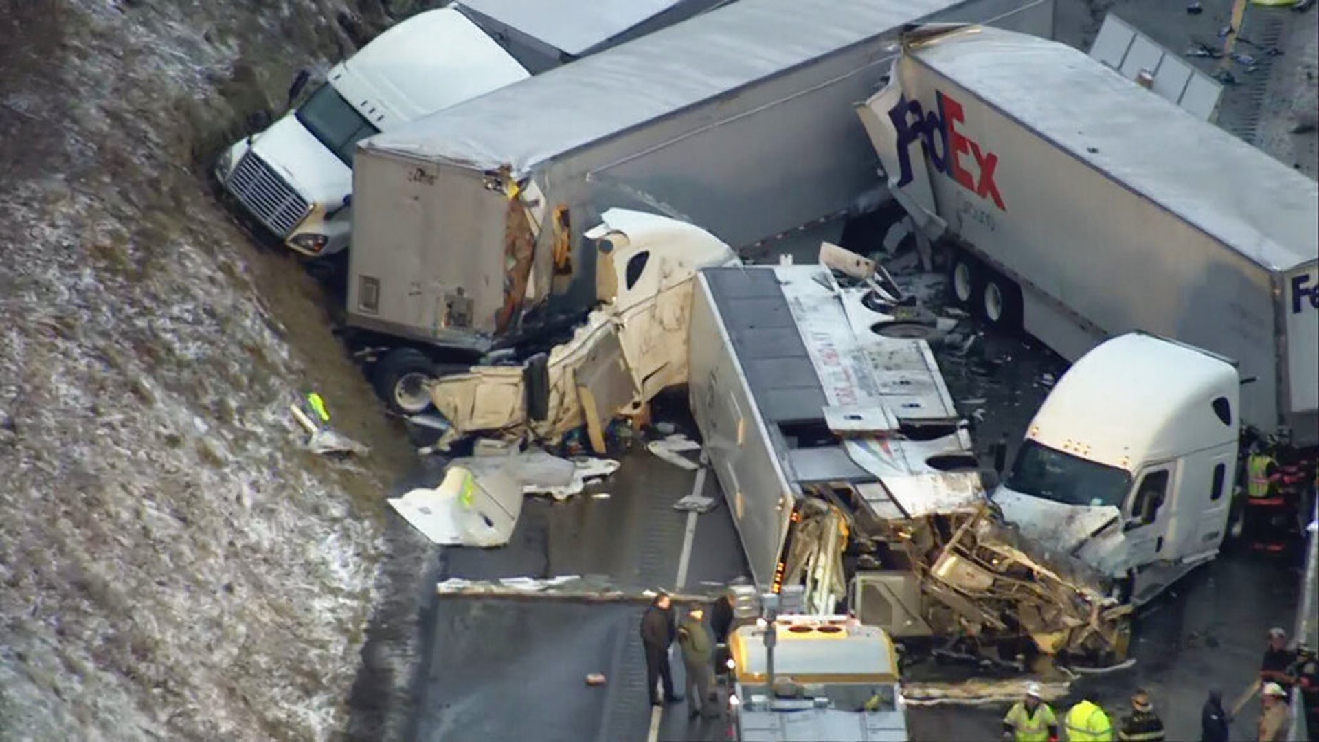 美國賓夕凡尼亞州1月5日發生嚴重車禍,意外中最少5人死亡,約60人受傷。(AP) 美國賓夕凡尼亞州1月5日發生嚴重車禍,意外中最少5人死亡,約60人受傷。(AP)